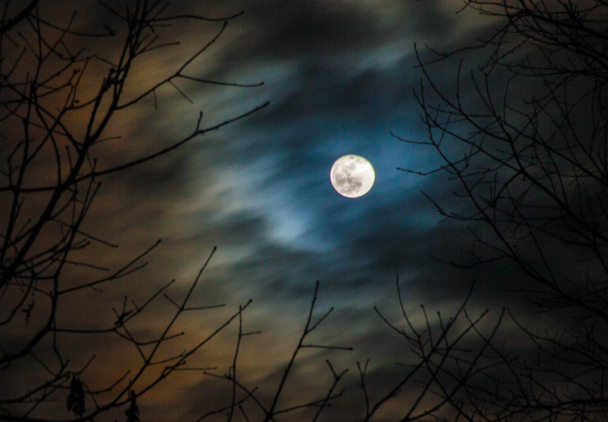 Canon EF 28-135mm F3.5-5.6 IS USM sample photo. Moon glow 1 photography