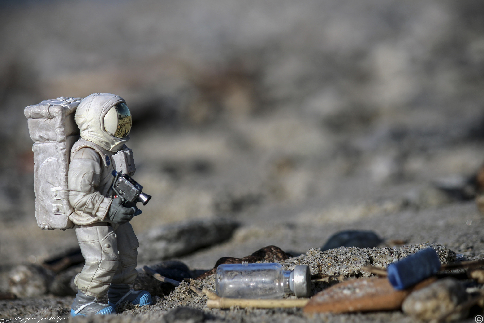 Canon EF-S 55-250mm F4-5.6 IS sample photo. Curious astronaut photography
