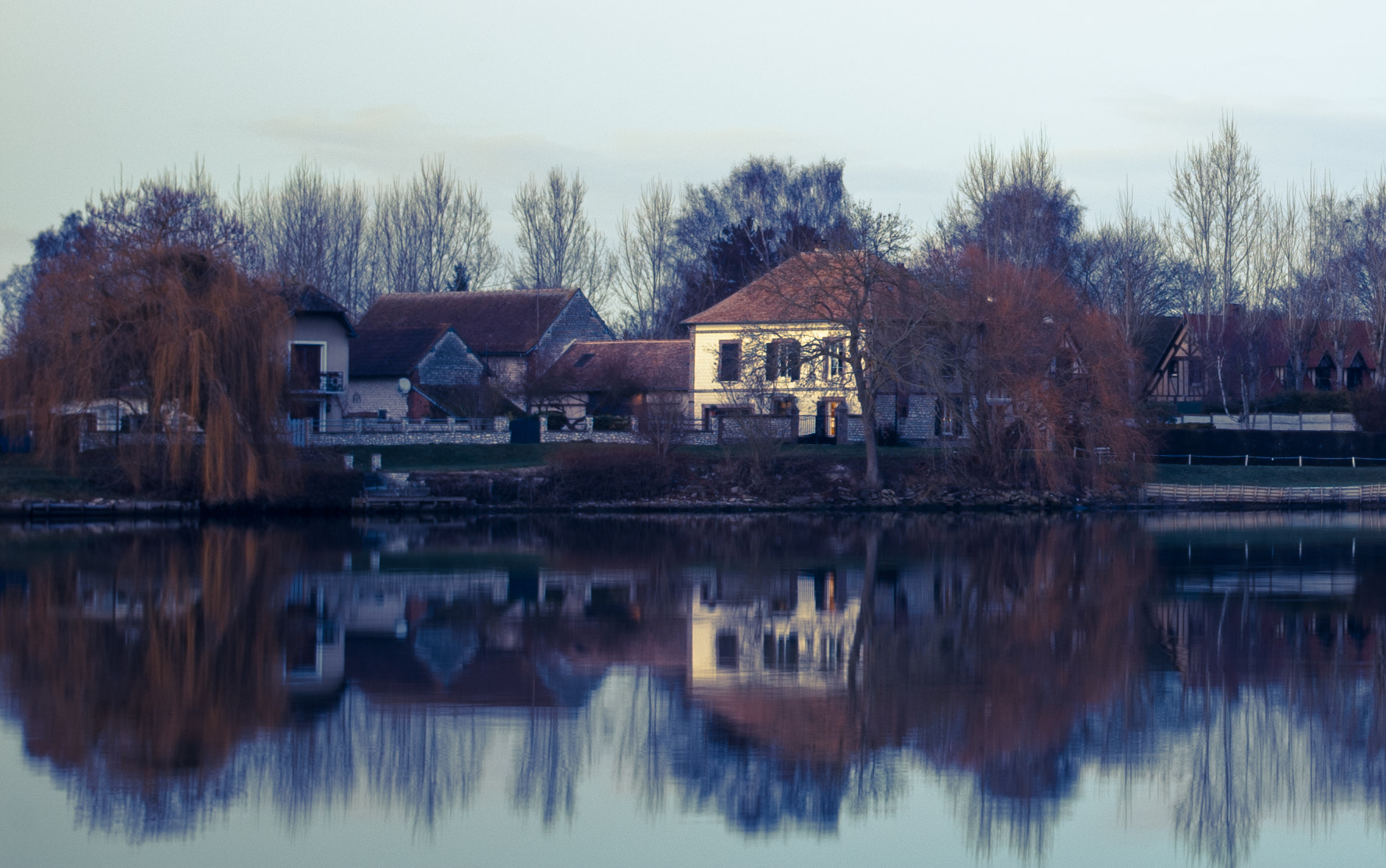 Pentax K100D Super sample photo. Maison bord de seine. photography