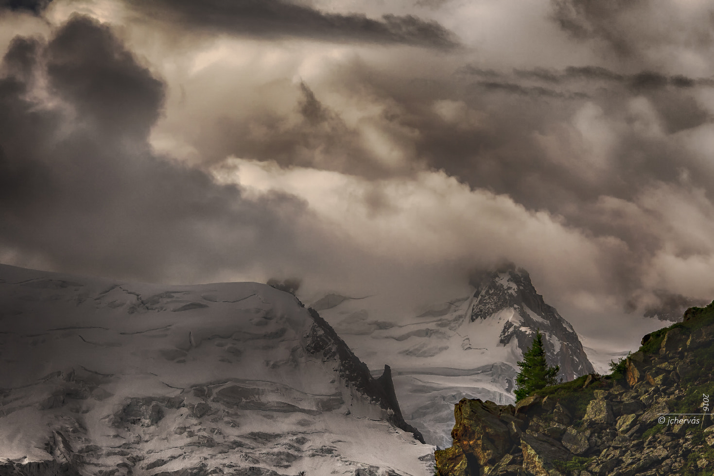 Sigma 150-500mm F5-6.3 DG OS HSM sample photo. Nubes sobre el macizo del mont blanc photography