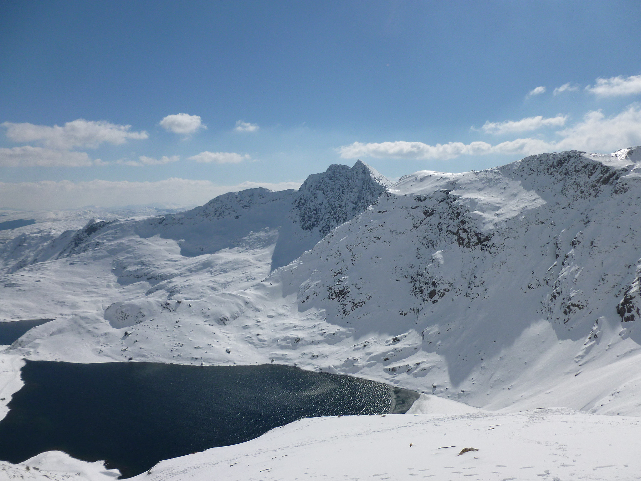 Panasonic Lumix DMC-FH25 (Lumix DMC-FS35) sample photo. Y lliwedd (the saw) in winter photography