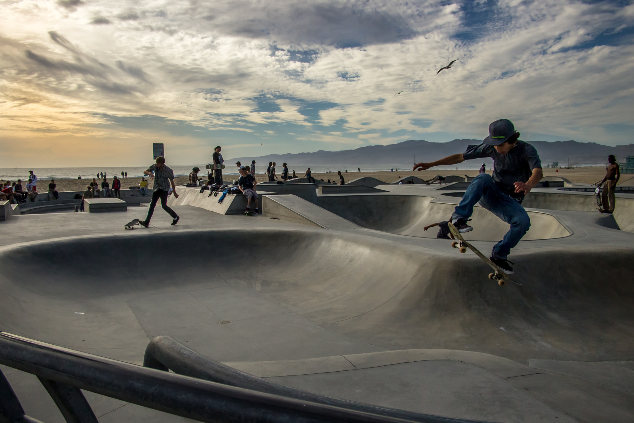 Olympus PEN E-PM1 + Panasonic Lumix G 14mm F2.5 ASPH sample photo. Venice beach skate park photography