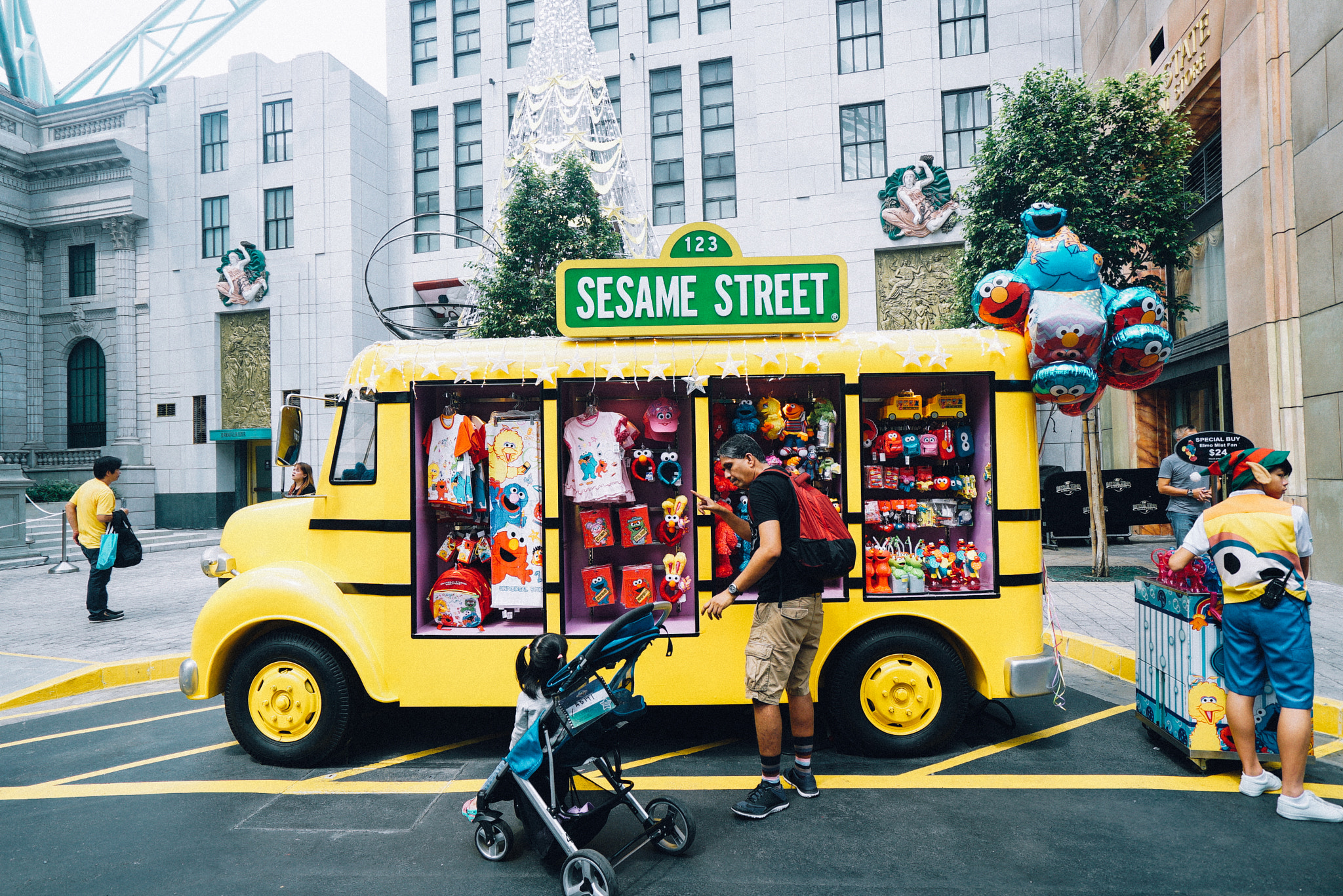 Sony a7S + Sony Vario-Tessar T* FE 16-35mm F4 ZA OSS sample photo. Sesame street photography