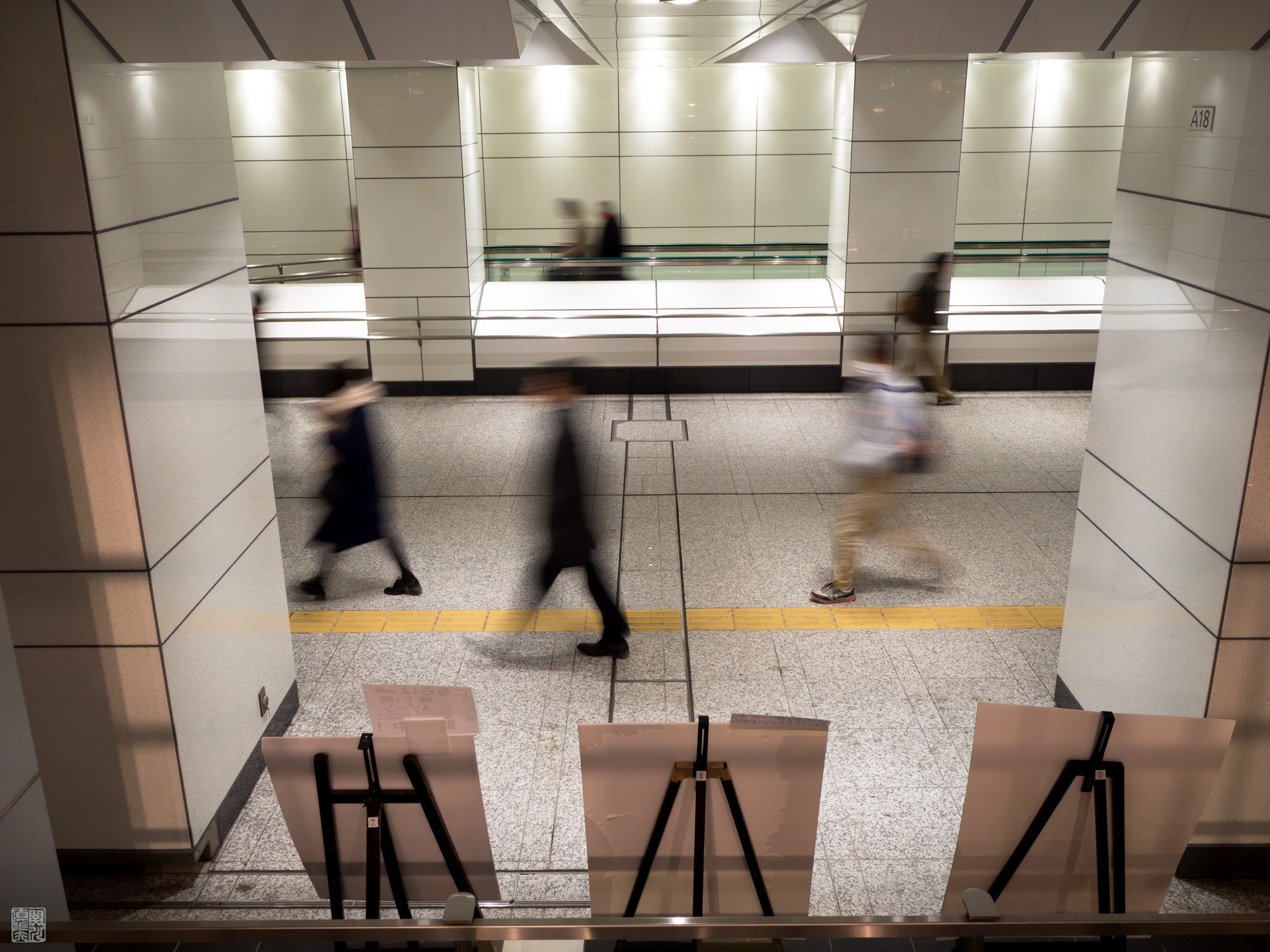 Olympus OM-D E-M10 II + LEICA DG SUMMILUX 15/F1.7 sample photo. Corridor at underground area in shinjuku photography