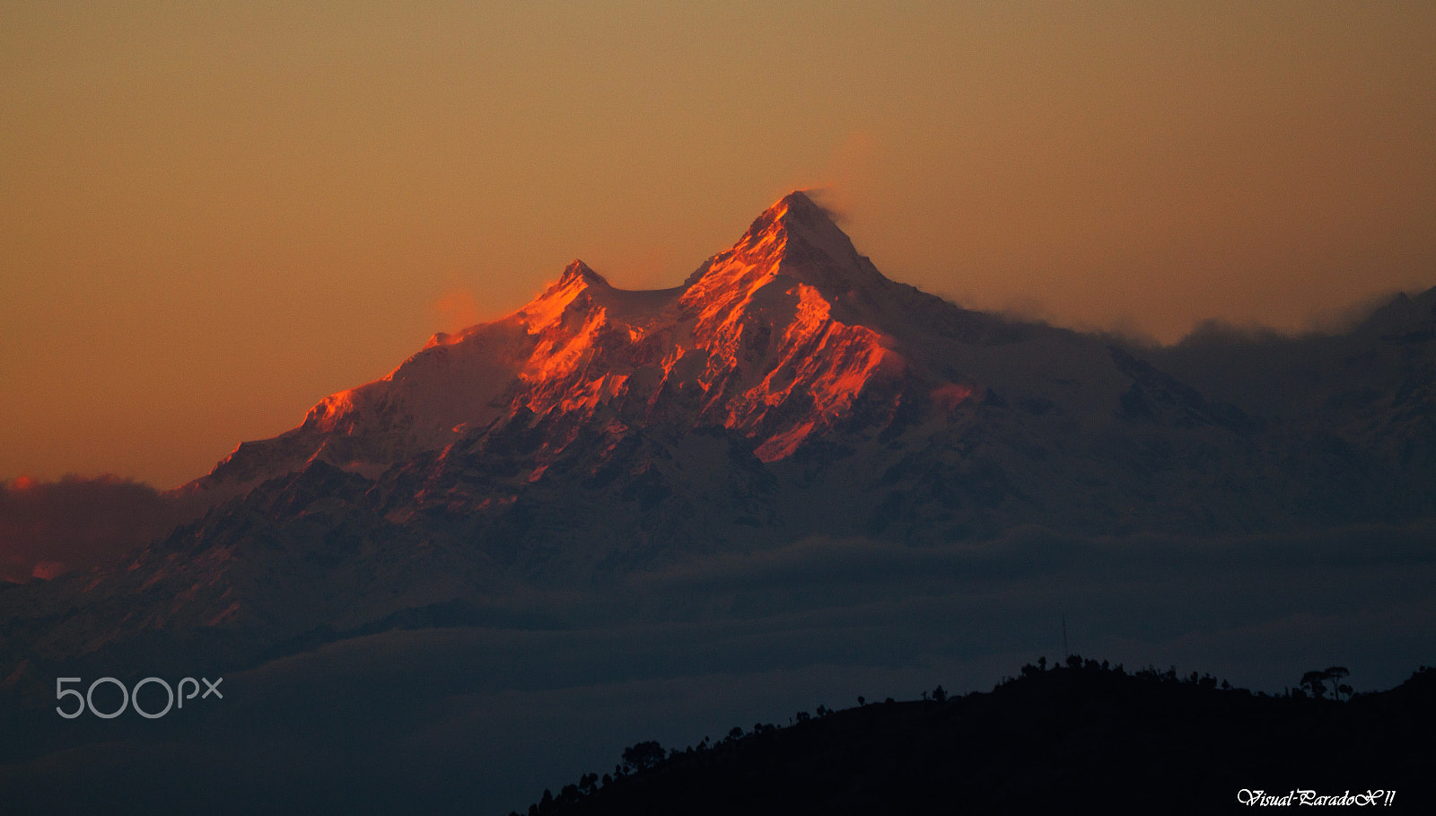 Canon EOS 500D (EOS Rebel T1i / EOS Kiss X3) + Canon EF 100-400mm F4.5-5.6L IS USM sample photo. Dusk looms over manaslu photography