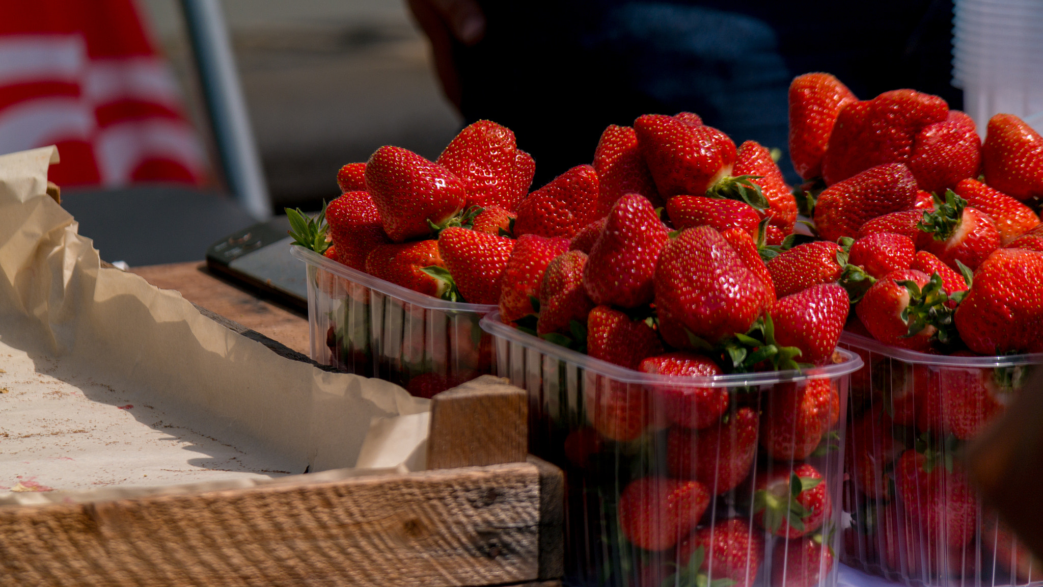 Samsung NX300 + Samsung NX 50-200mm F4-5.6 ED OIS sample photo. Strawberries photography