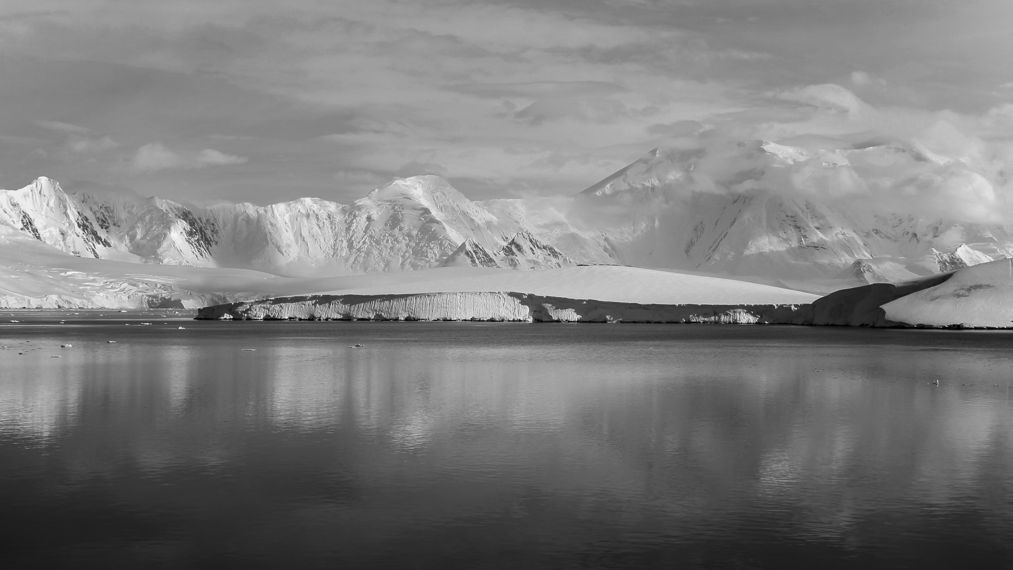 Canon EOS 1000D (EOS Digital Rebel XS / EOS Kiss F) sample photo. An antarctic view photography