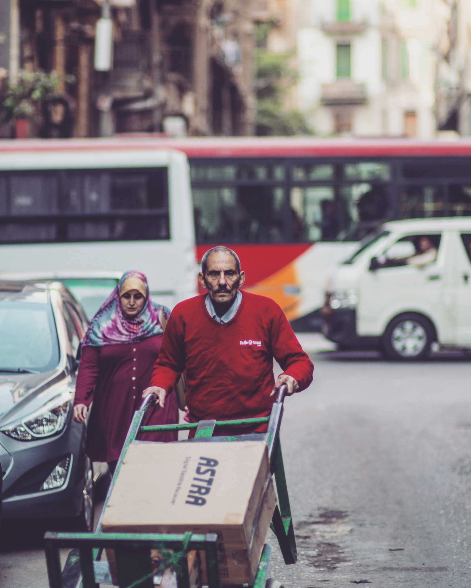 Nikon D7000 + Sigma 85mm F1.4 EX DG HSM sample photo. Old man moving a wagon photography