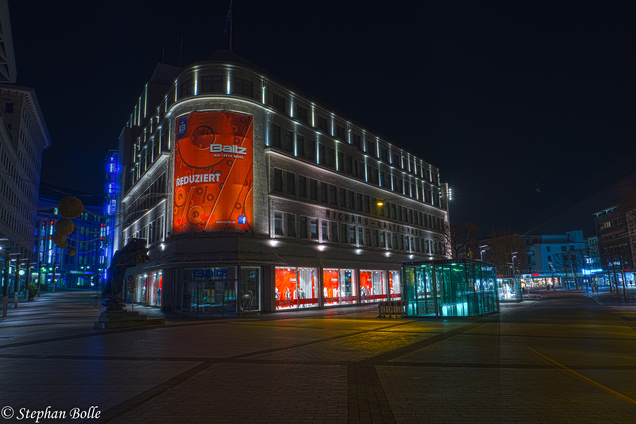 Olympus OM-D E-M10 sample photo. Monument of a clothing store photography