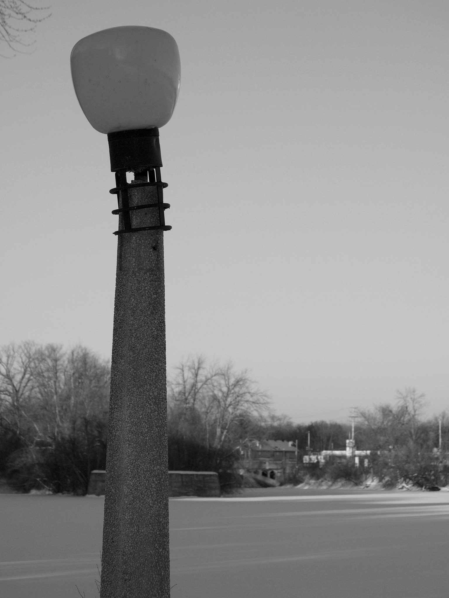 Olympus PEN E-PM1 sample photo. Lamp on the river photography
