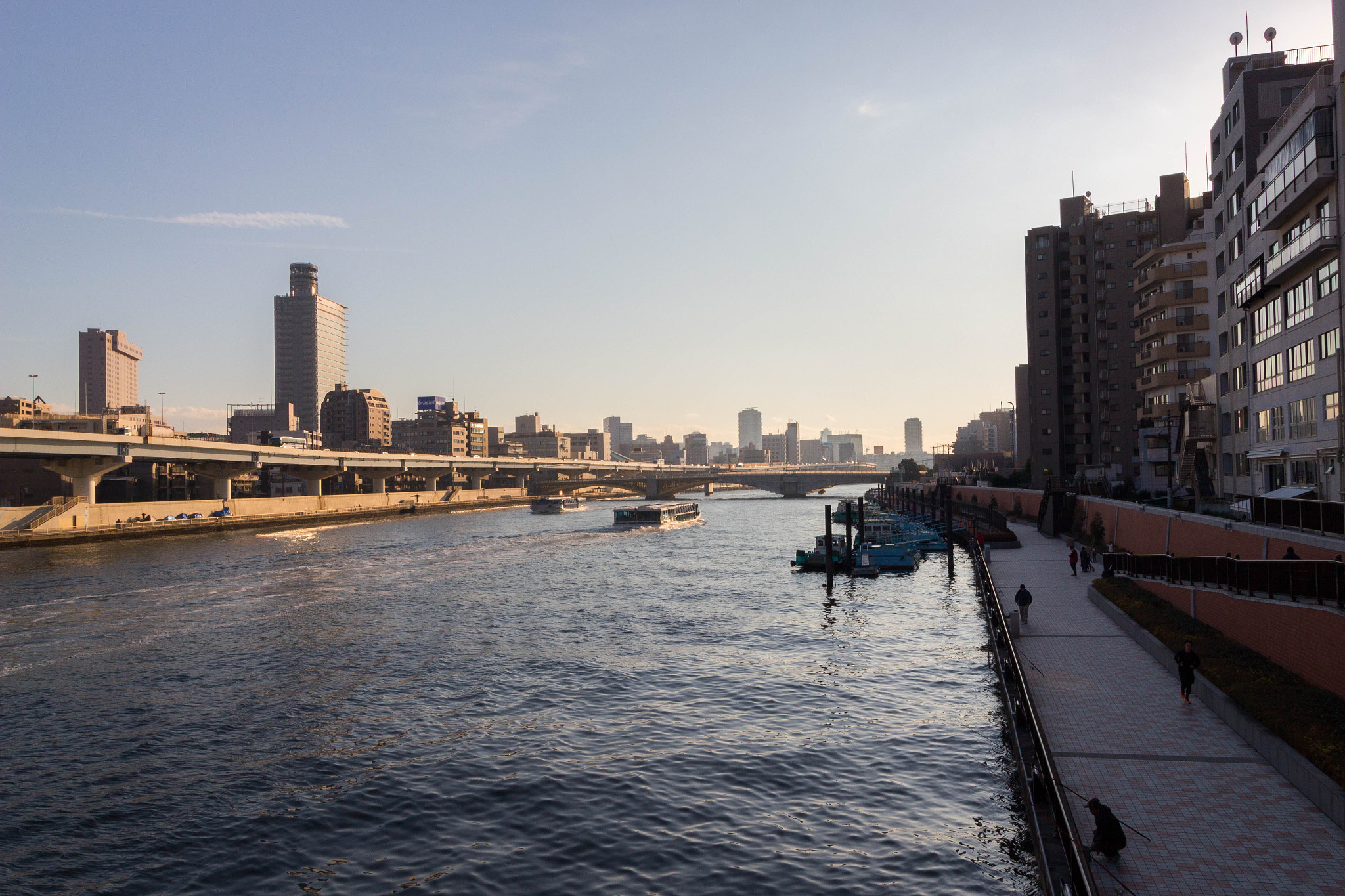 Canon EOS 100D (EOS Rebel SL1 / EOS Kiss X7) + Canon EF-S 10-18mm F4.5–5.6 IS STM sample photo. Yamanote loop photography