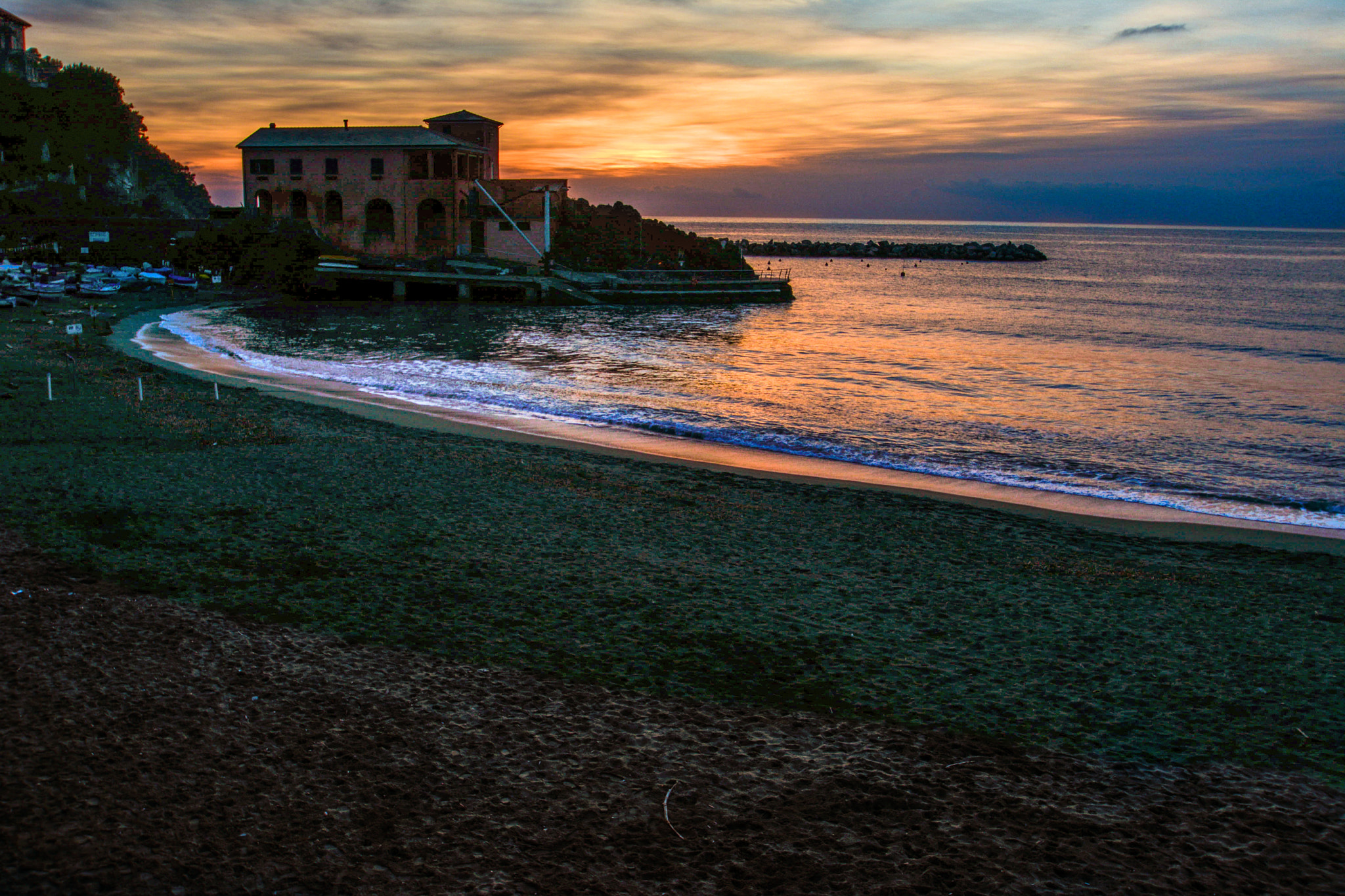 Nikon D5200 + Tamron SP AF 10-24mm F3.5-4.5 Di II LD Aspherical (IF) sample photo. Sunset at the beach in levanto photography