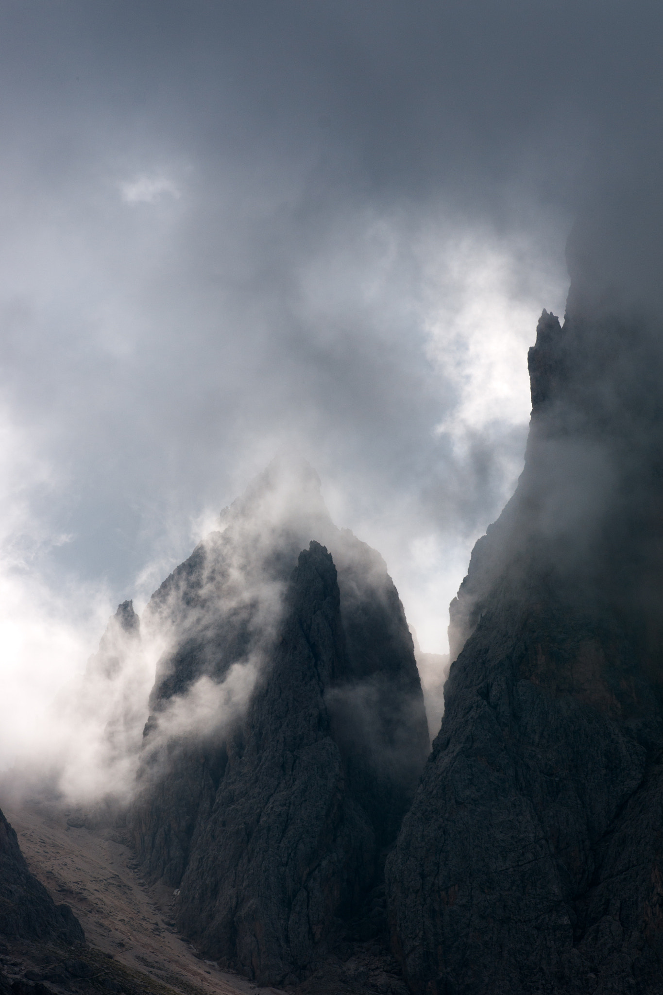 Sony Alpha DSLR-A700 + Minolta AF 100mm F2.8 Macro [New] sample photo. Clouds on the peaks photography