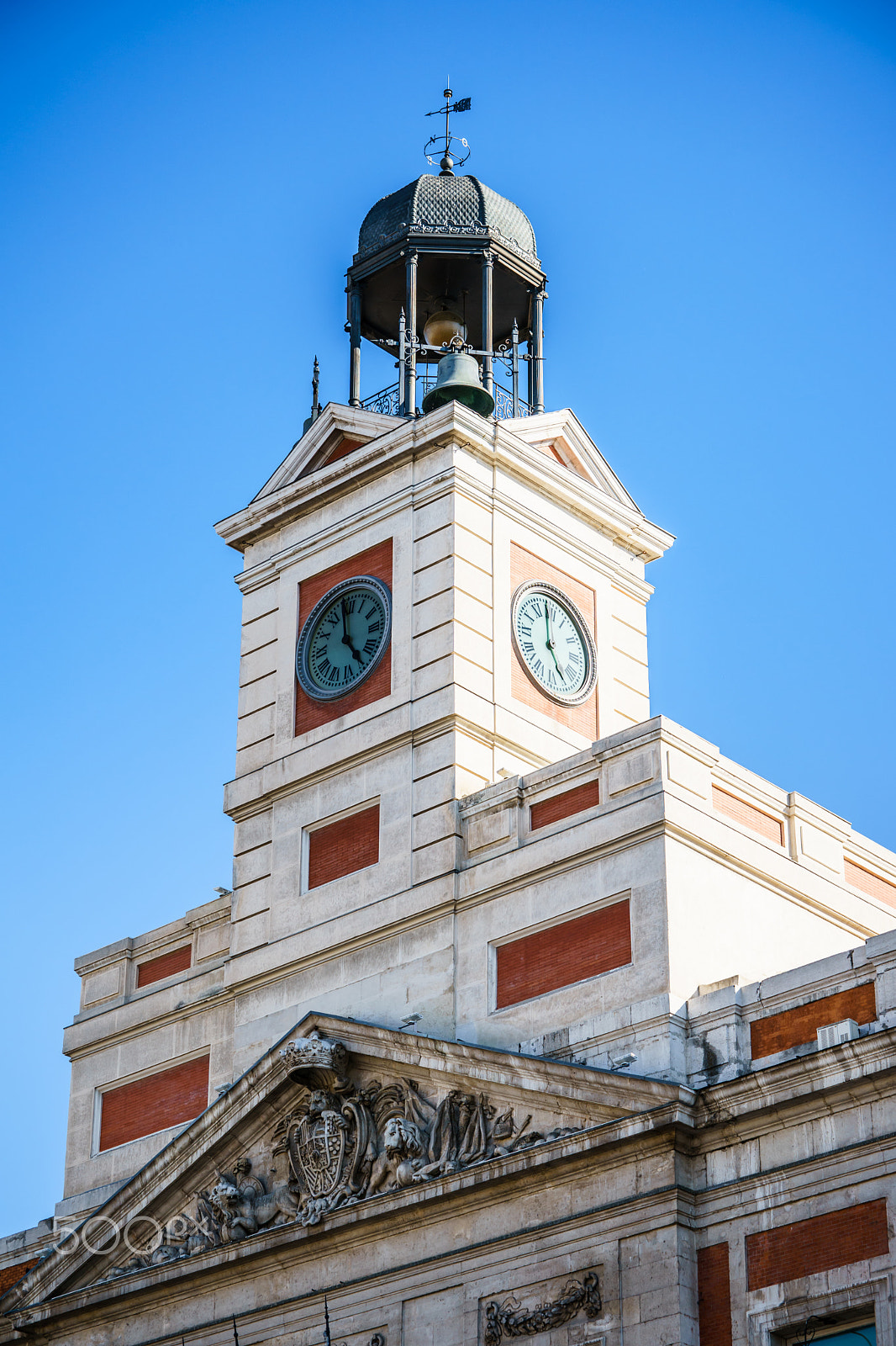 Tamron SP 70-300mm F4-5.6 Di USD sample photo. An aged building with flags photography