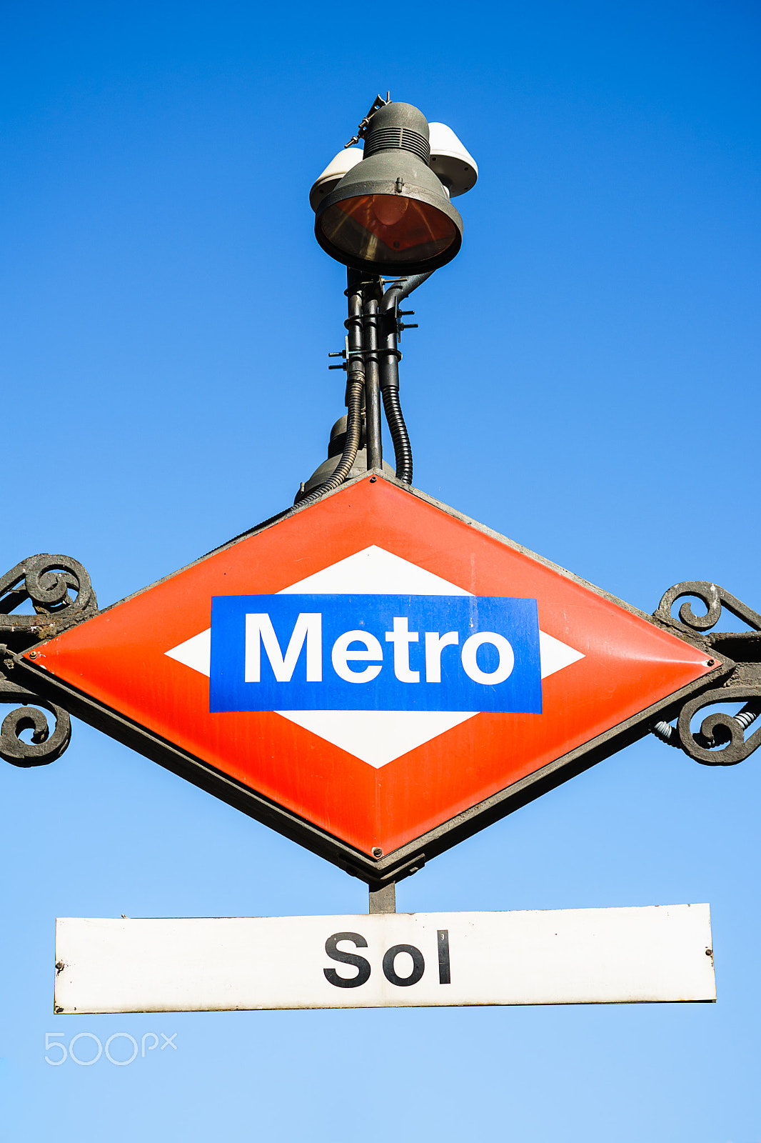 Sony a7 II + Tamron SP 70-300mm F4-5.6 Di USD sample photo. Lozenge metro sign photography