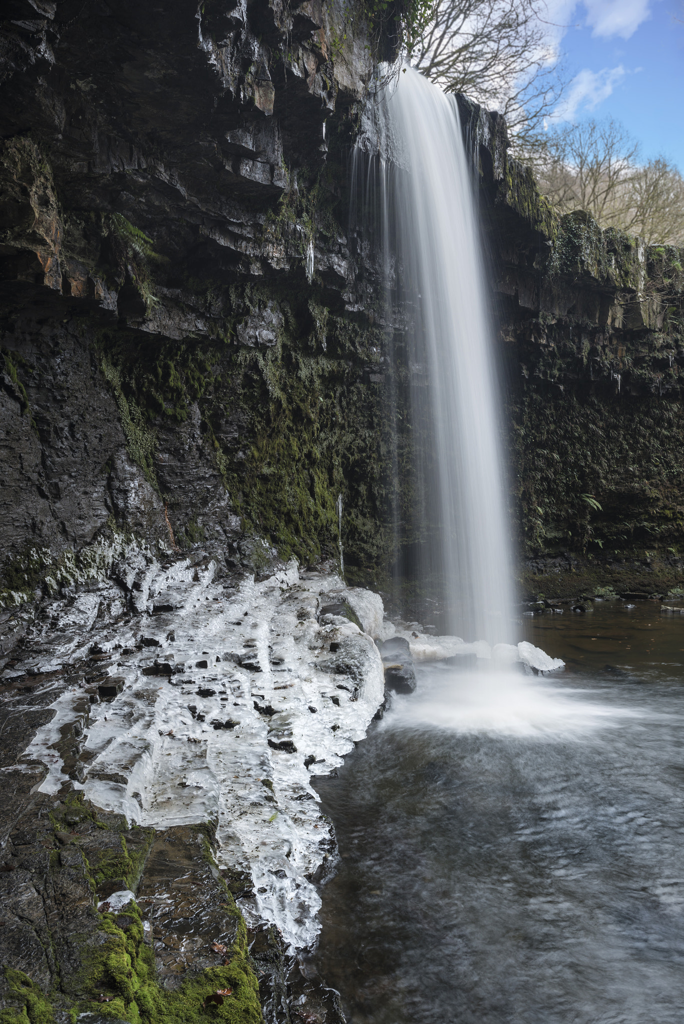 Nikon AF-S Nikkor 18-35mm F3.5-4.5G ED sample photo. Beautiful waterfall landscape image in forest during autumn fall photography