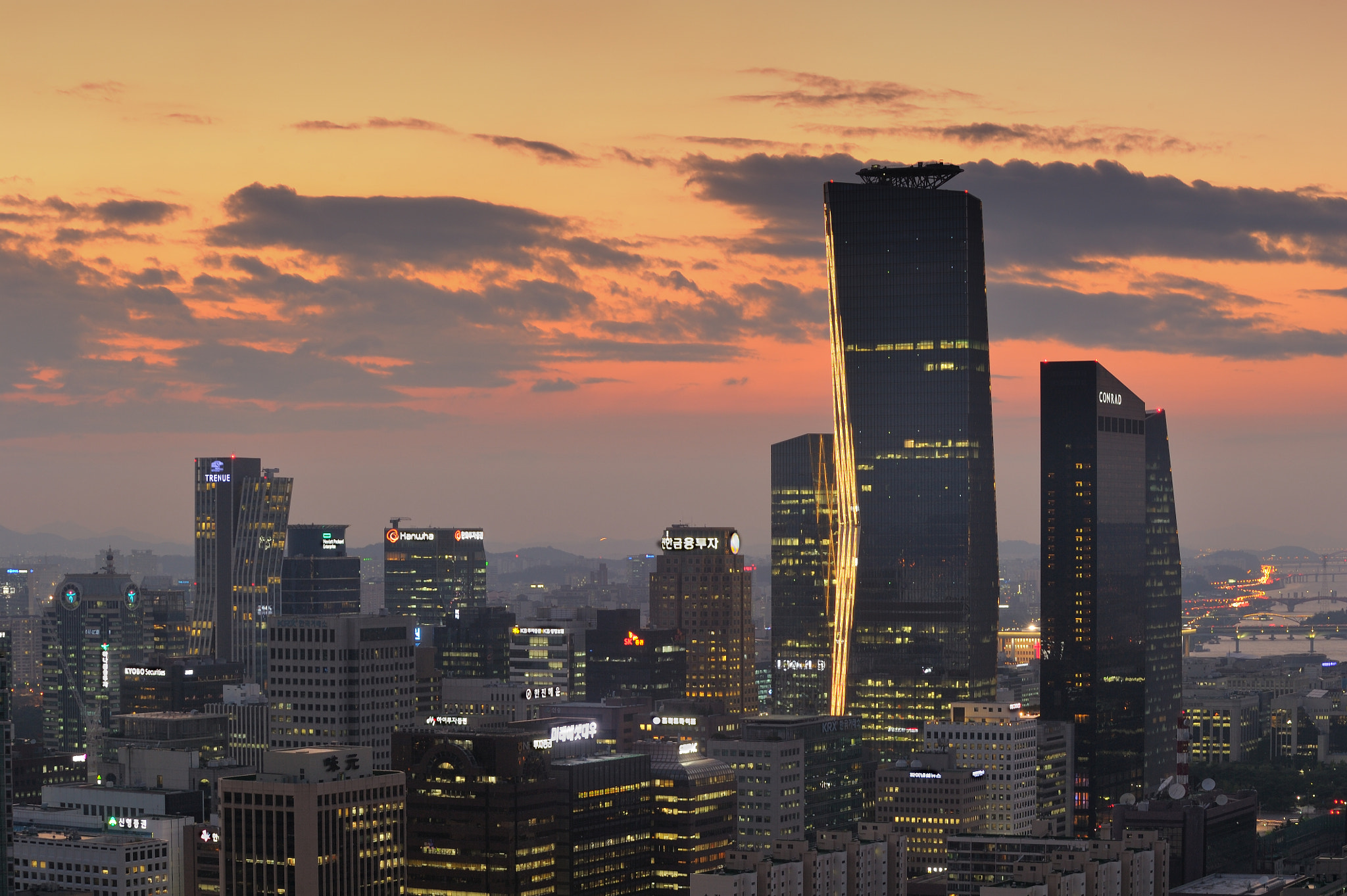 AF-S Zoom-Nikkor 80-200mm f/2.8D IF-ED sample photo. Night view of seoul ifc building photography