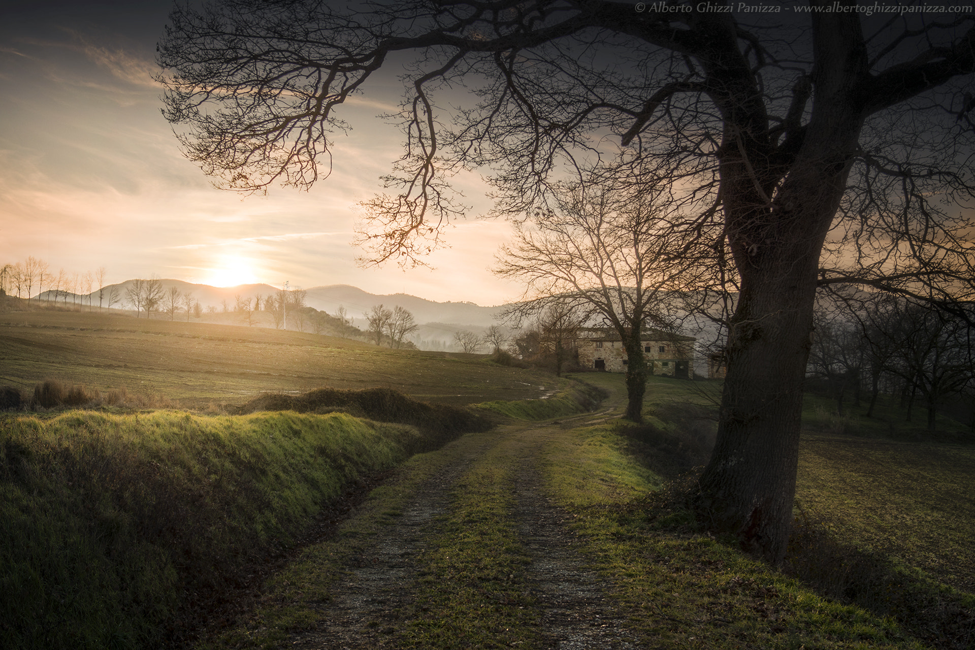 Nikon AF-S Nikkor 24-120mm F4G ED VR sample photo. The road to the old farmhouse photography