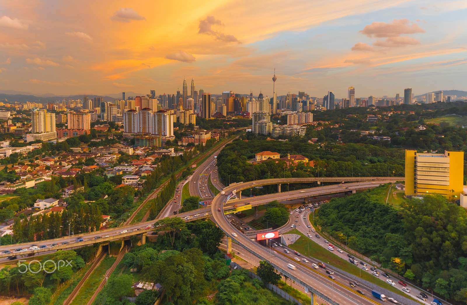 Sony a7R + Sony 70-400mm F4-5.6 G SSM sample photo. A golden moment over the city photography