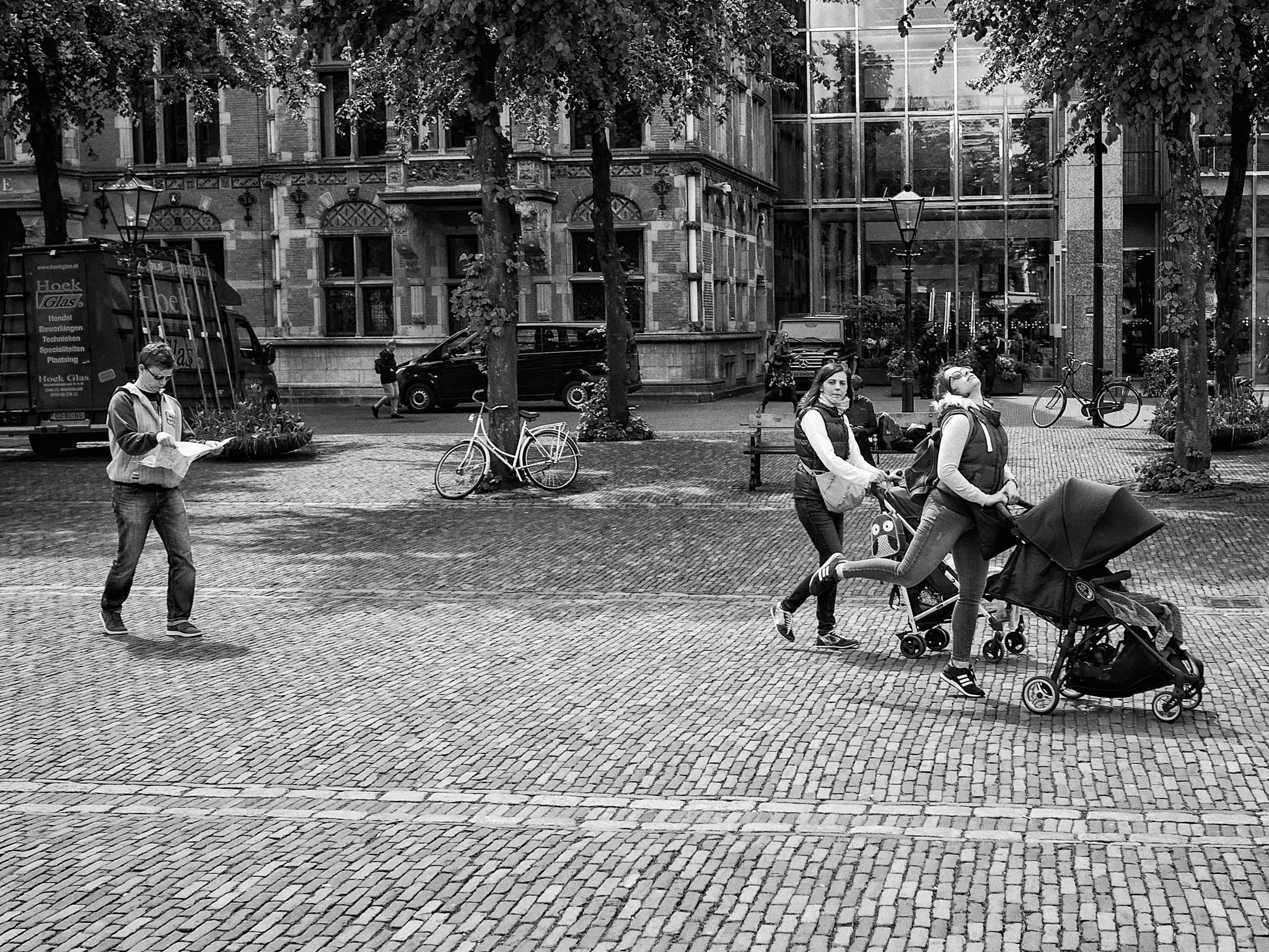 Panasonic Lumix DMC-GX7 + LUMIX G 20/F1.7 II sample photo. Passersby photography