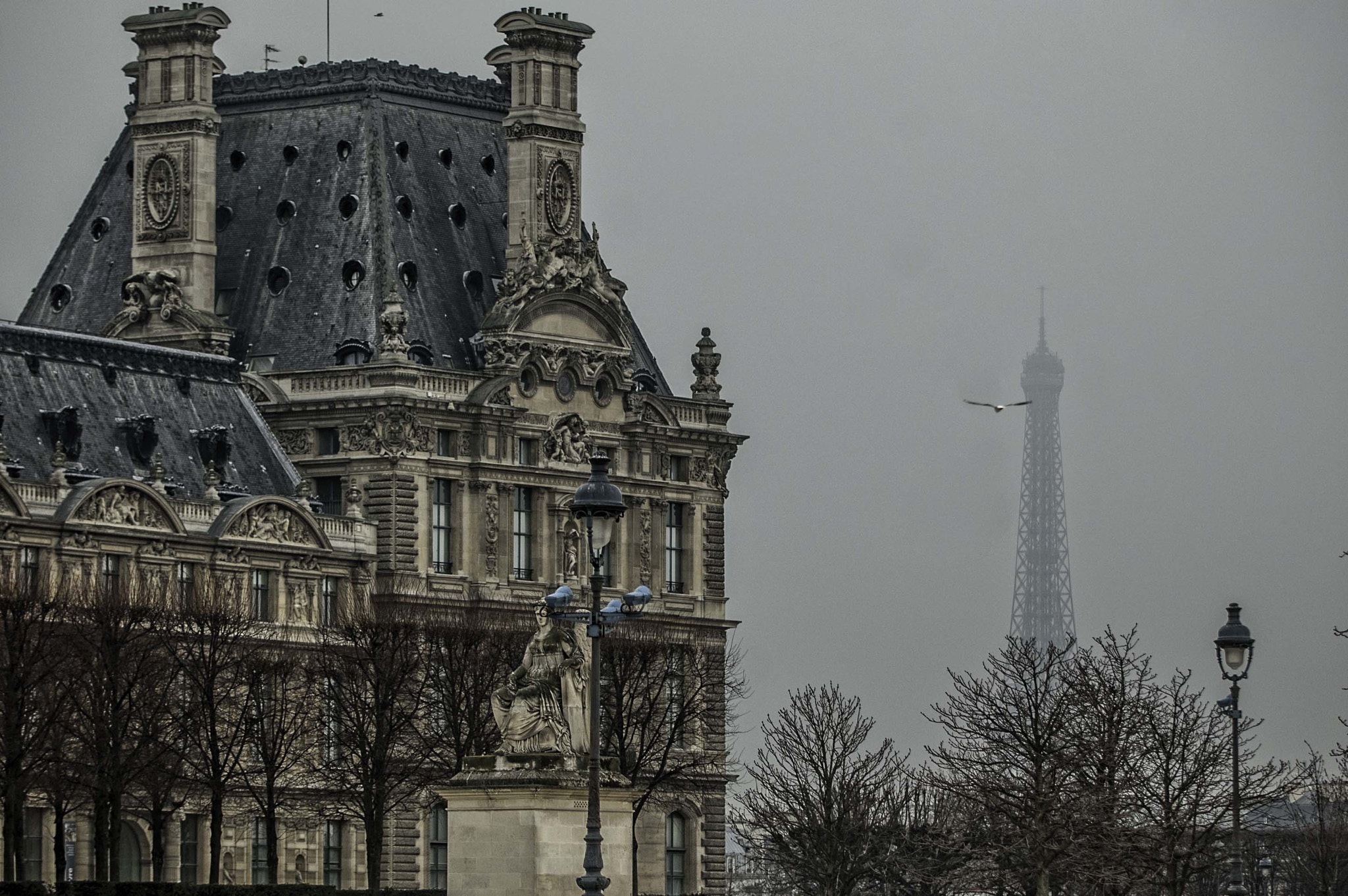 Nikon D70s + Nikon AF-S Nikkor 70-200mm F2.8G ED VR sample photo. Le louvre with eiffel tower in the background overcast day paris france photography