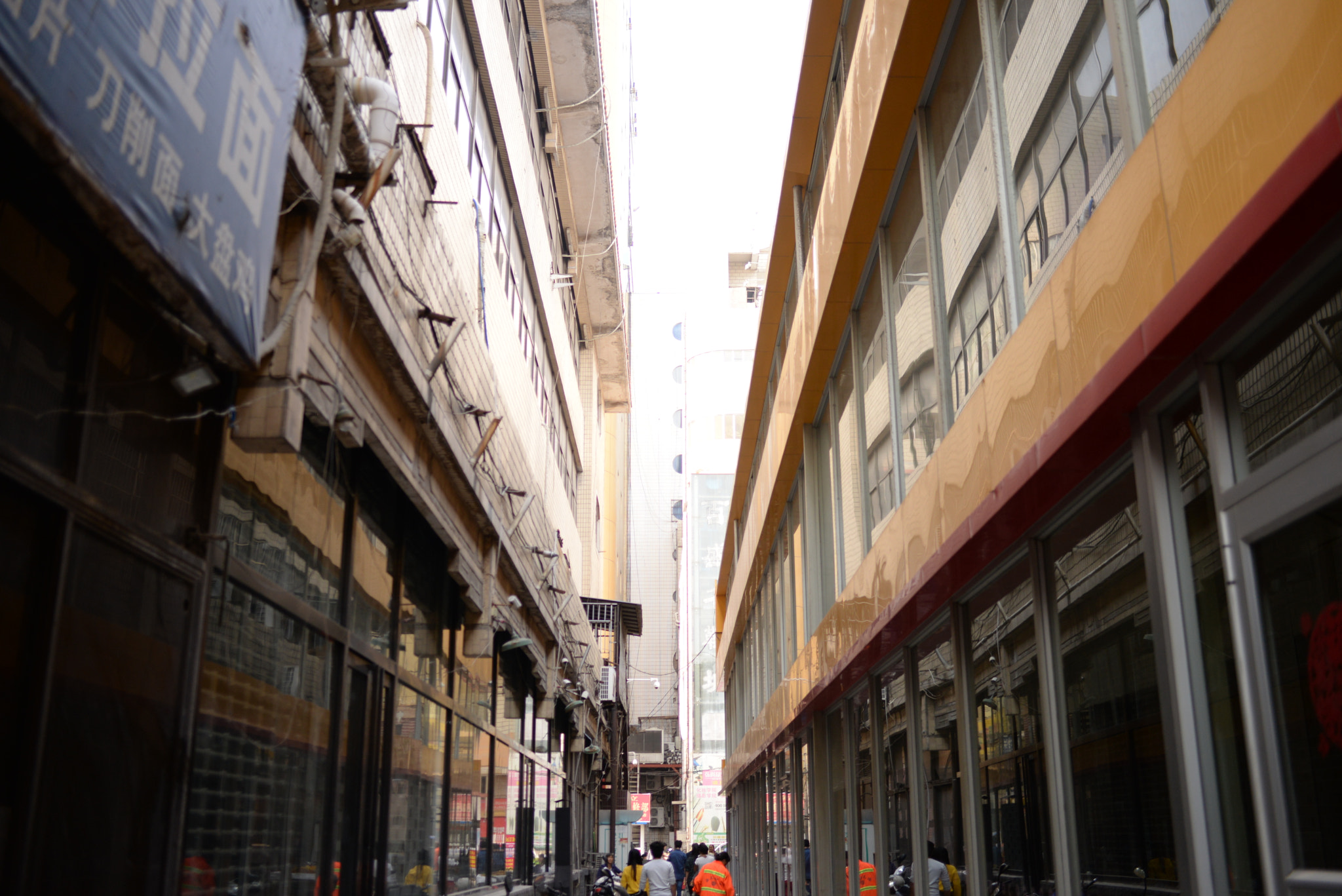 Nikon D610 + Nikon AF-S Nikkor 35mm F1.8G ED sample photo. 夹缝 photography