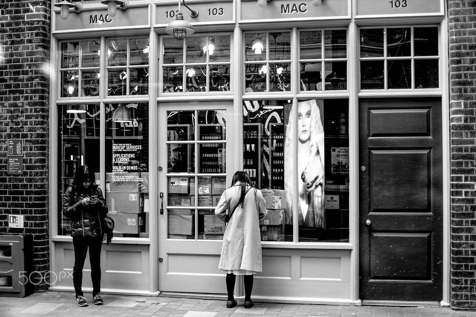 E 32mm F1.8 sample photo. At odds photography