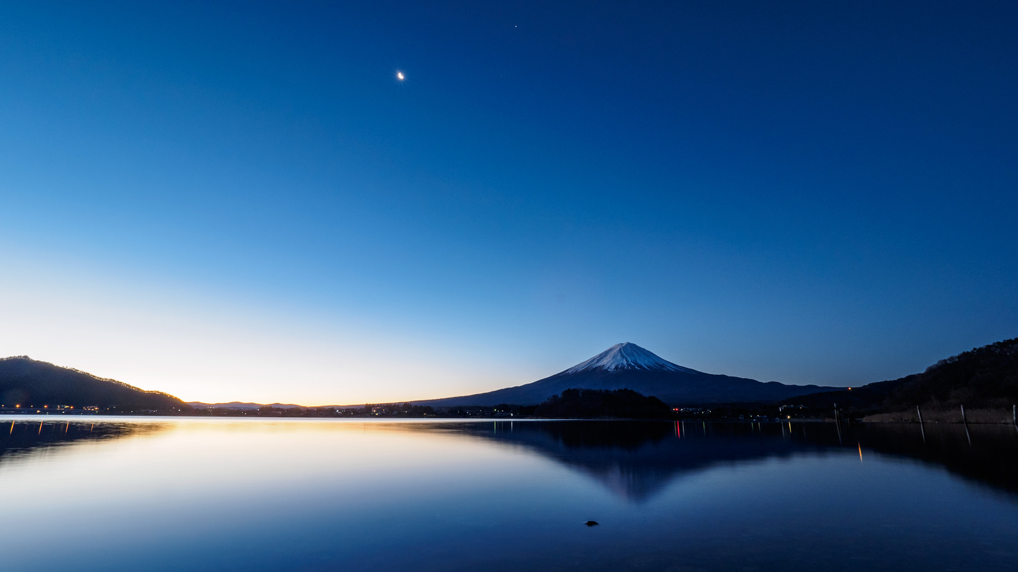 Olympus M.Zuiko Digital ED 7-14mm F2.8 PRO sample photo. The moon and mt.fuji photography