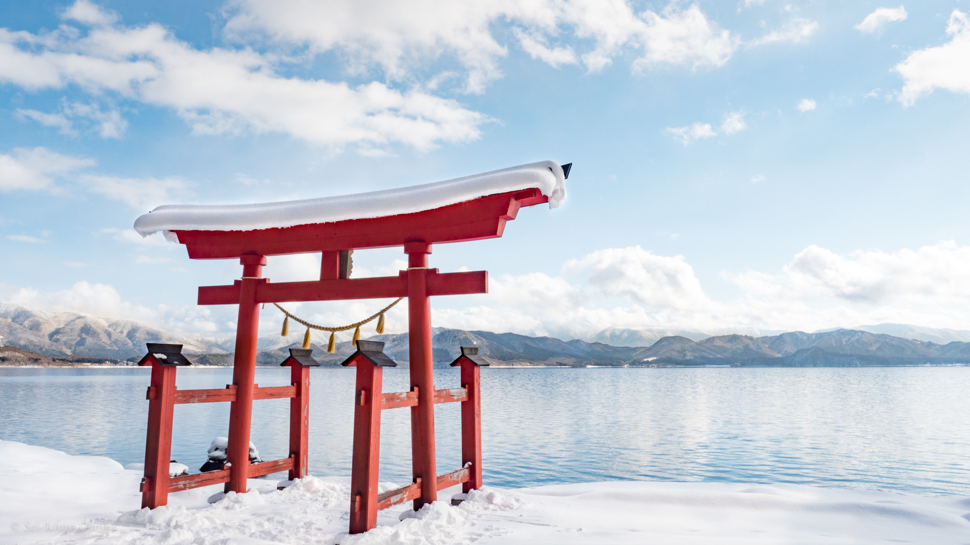 Panasonic Lumix DMC-GH4 + Olympus M.Zuiko Digital ED 12-40mm F2.8 Pro sample photo. Lakeside shrine photography