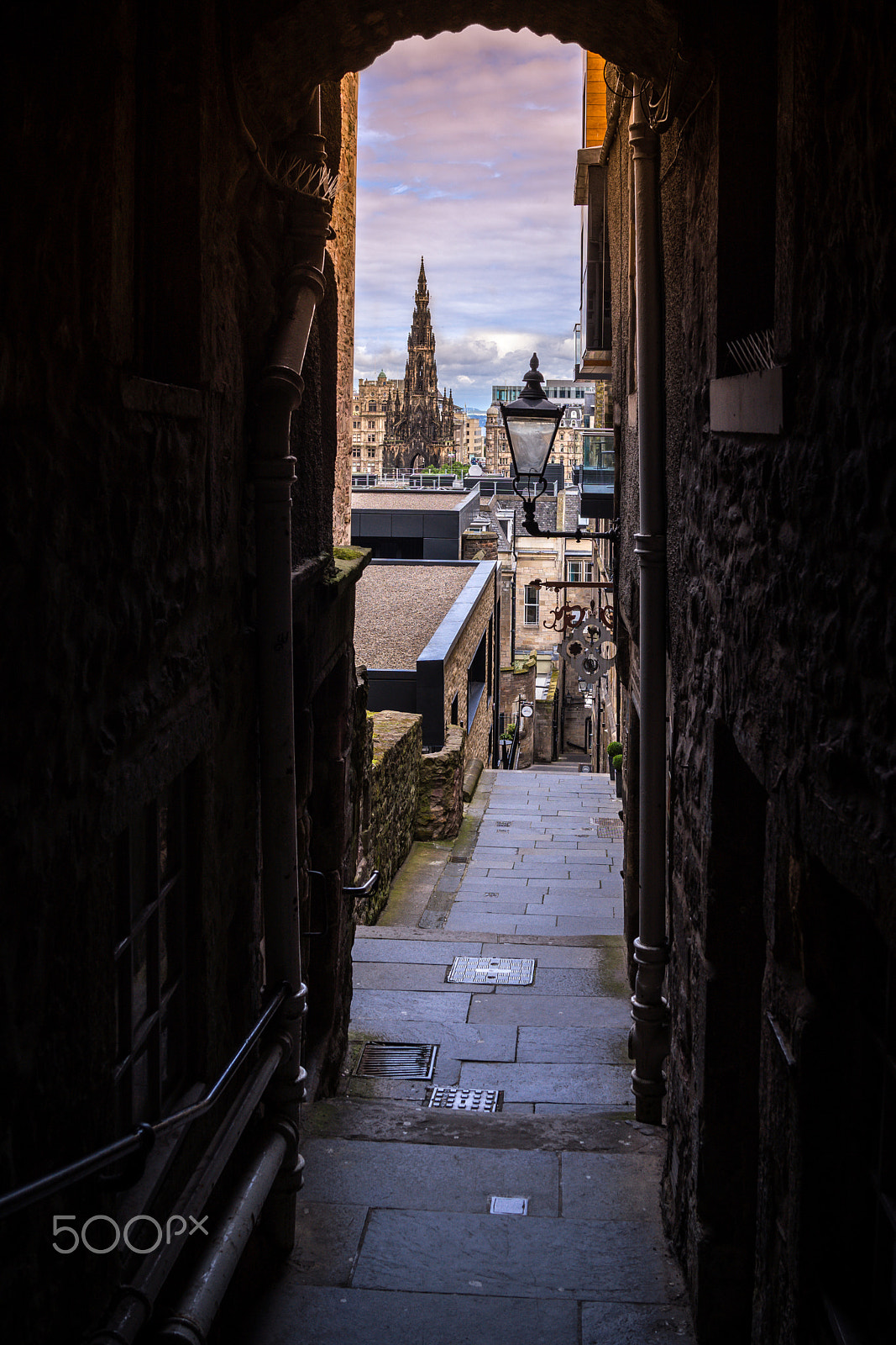 Sony Cyber-shot DSC-RX1R + 35mm F2.0 sample photo. Royal mile alleyway photography