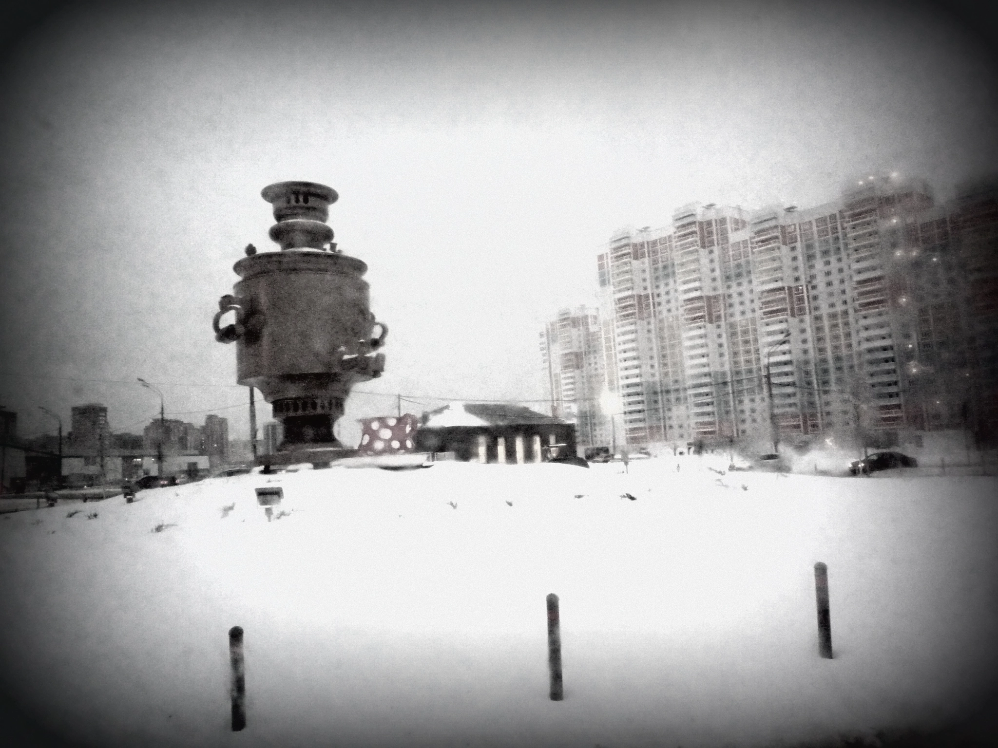 Panasonic DMC-FX500 sample photo. Russian surrealism. samovar in a size of house. photography