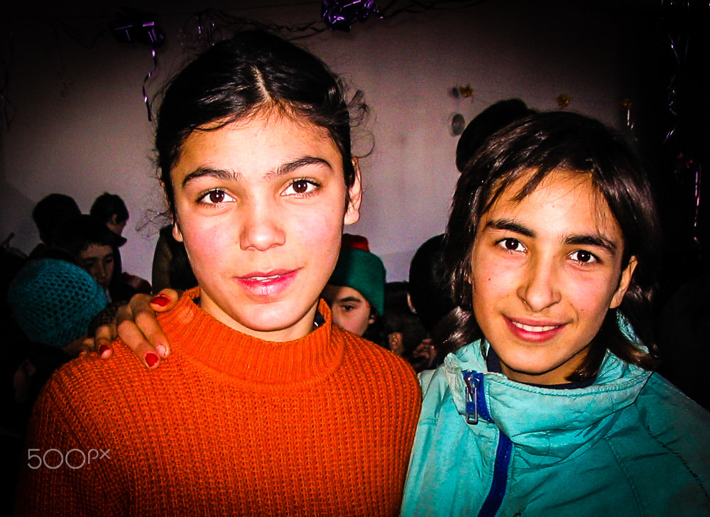 Canon POWERSHOT A70 sample photo. Two girls, christmas, dzegvi photography