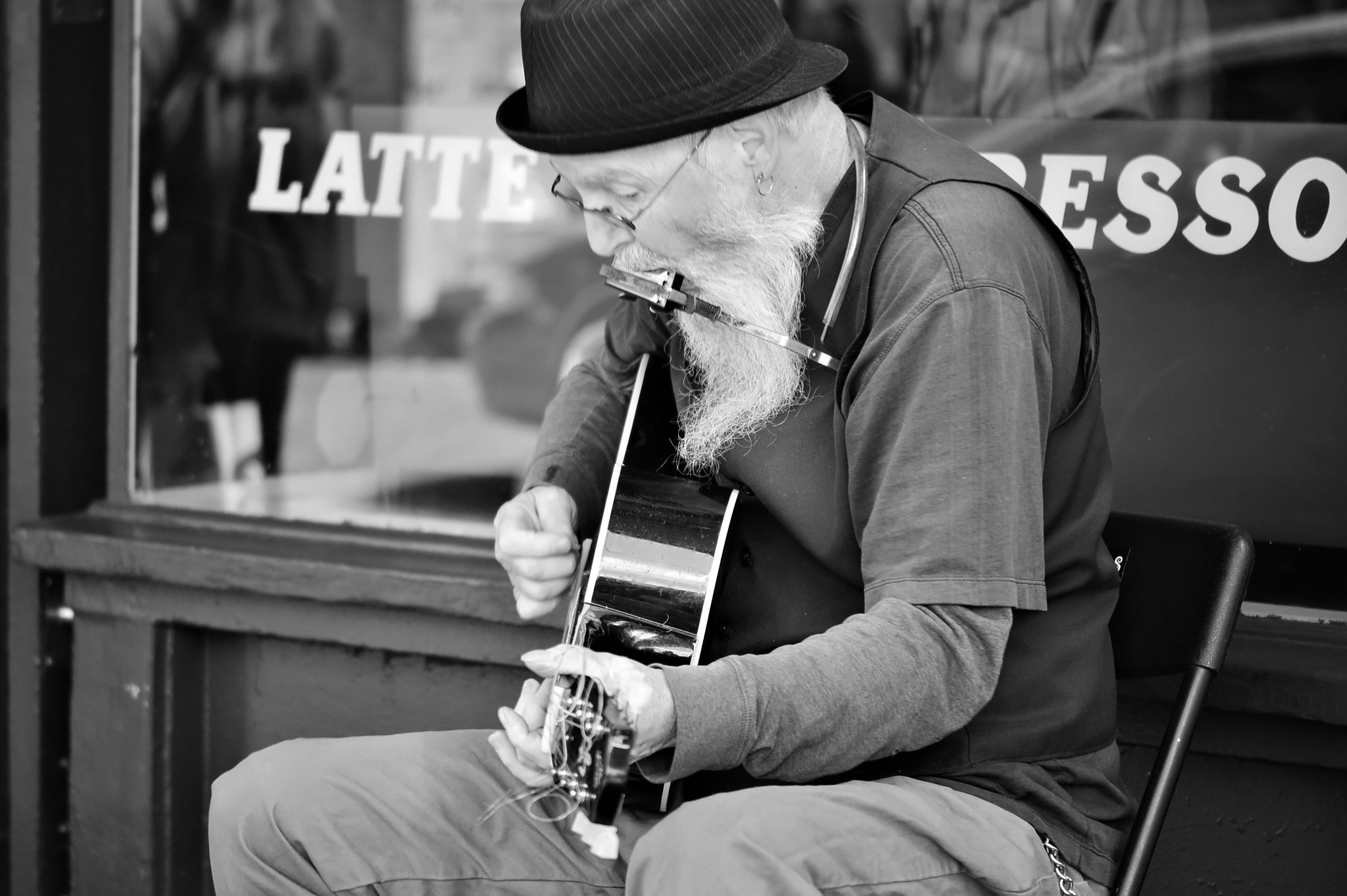 Nikon D3200 sample photo. Jamming in front of the first starbucks photography