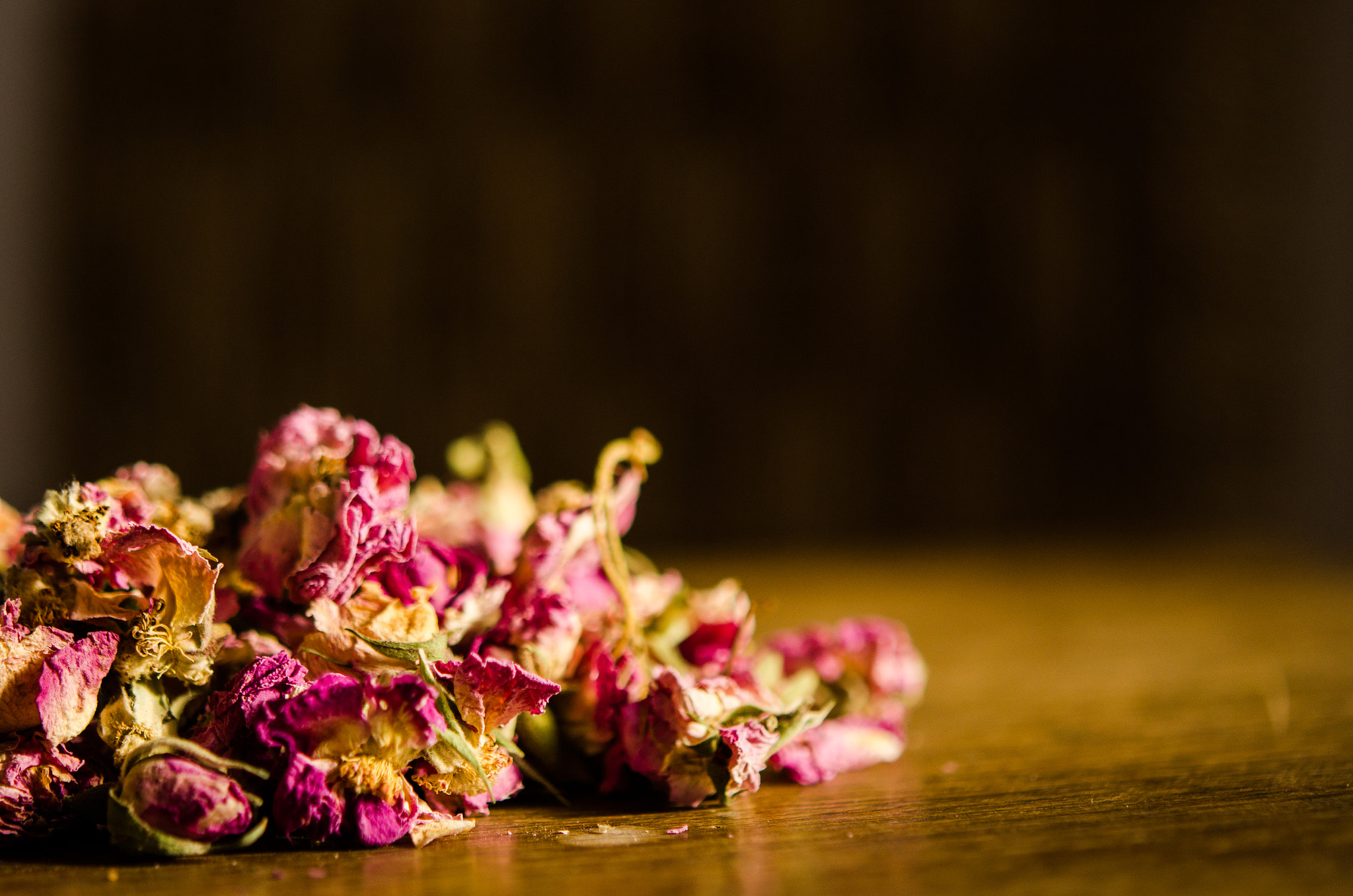 Nikon AF-S Micro-Nikkor 60mm F2.8G ED sample photo. Damascus roses on a wooden table photography