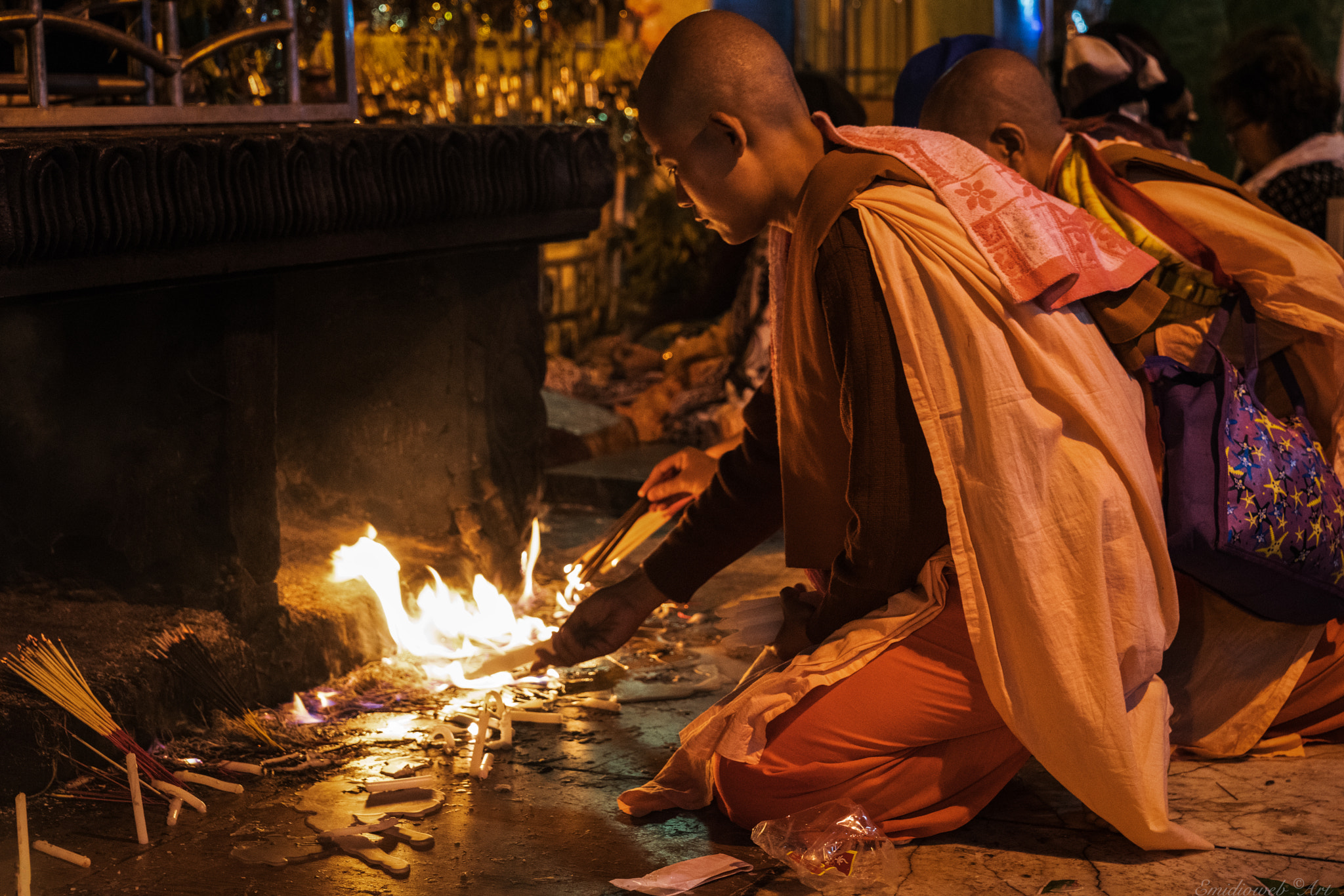 Sony a99 II sample photo. Birmania young female munk turn light a candle photography