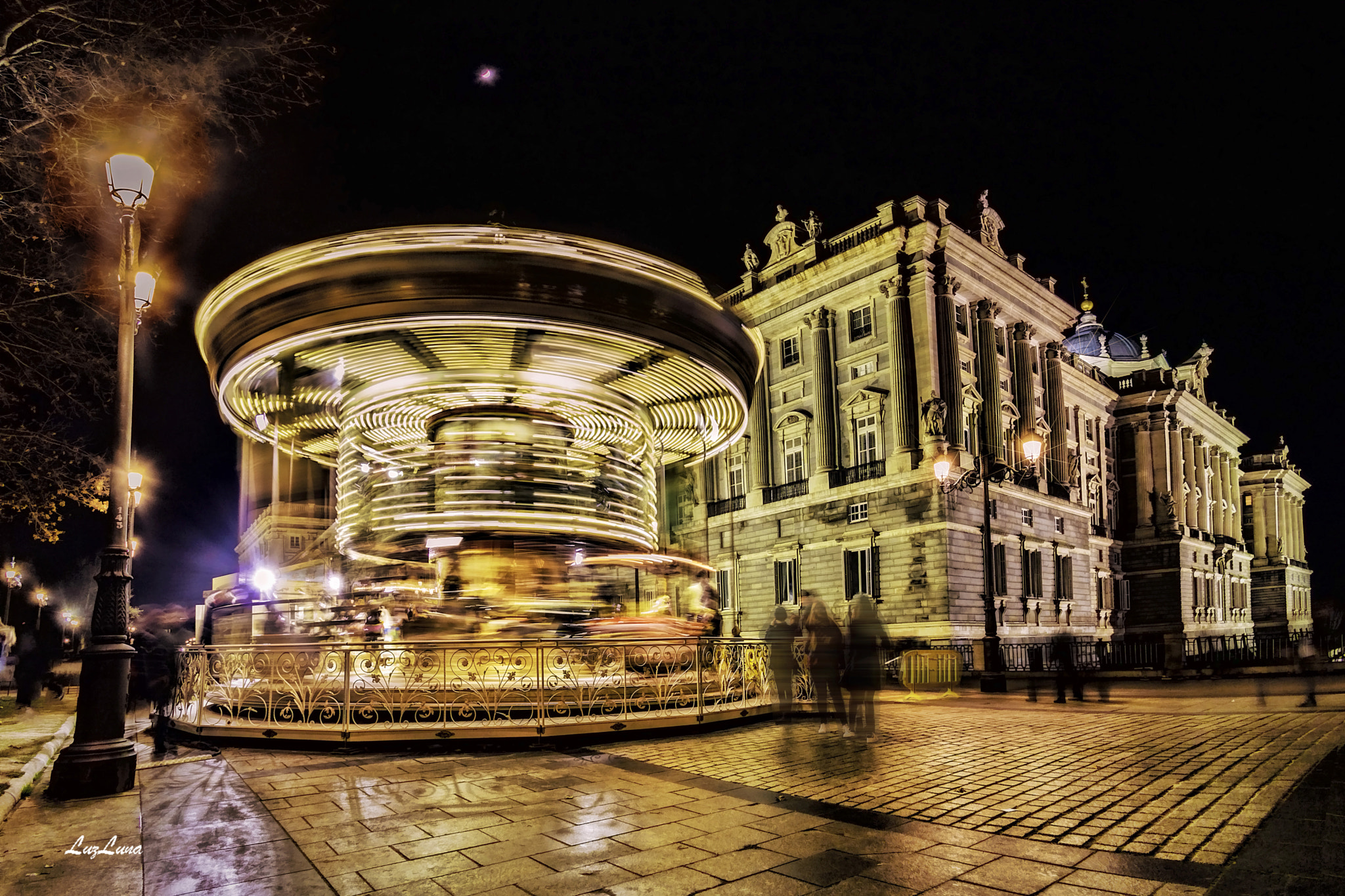 Sigma 10-20mm F3.5 EX DC HSM sample photo. El tiovivo y el palacio photography