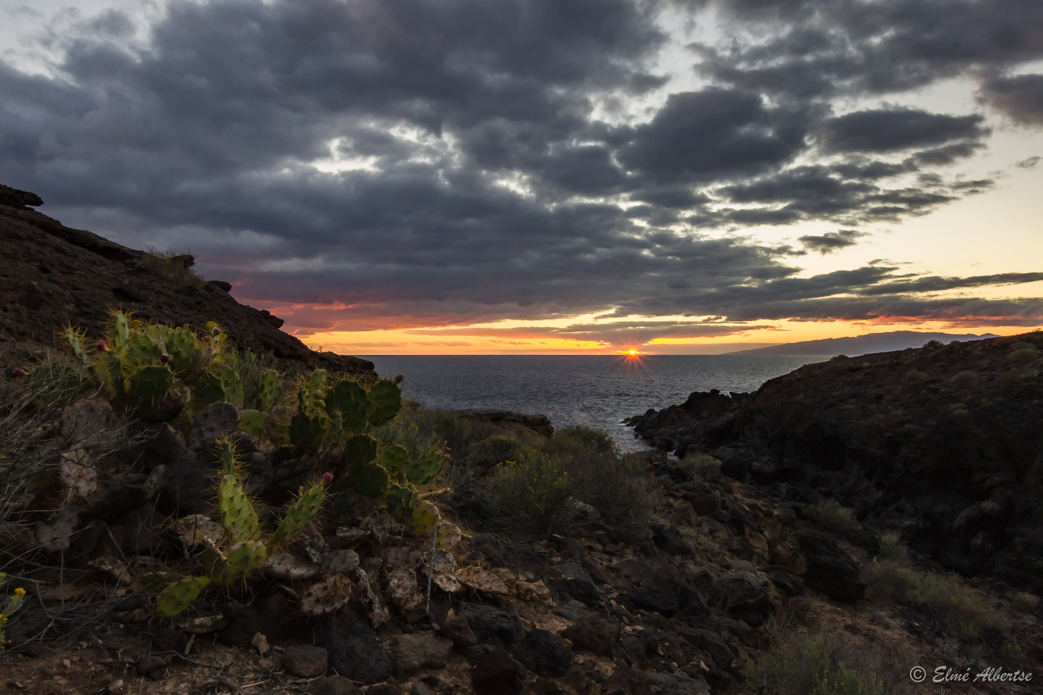 Sony Alpha DSLR-A500 + Sigma 10-20mm F3.5 EX DC HSM sample photo. Starburst sunset photography