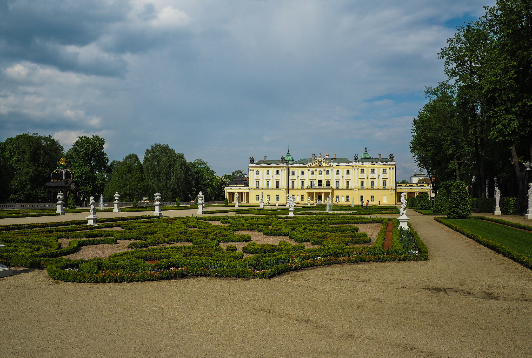 Olympus OM-D E-M10 sample photo. Branicki palace and part of his garden . photography
