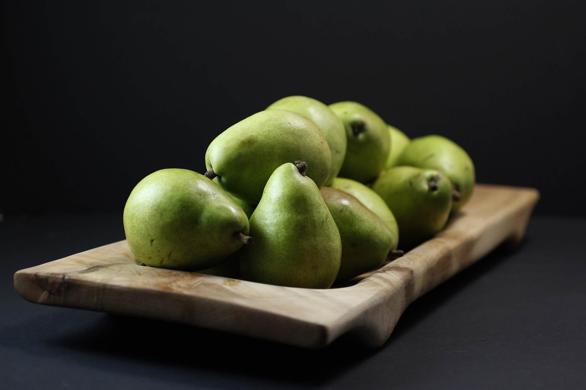 Canon EOS 600D (Rebel EOS T3i / EOS Kiss X5) + Canon EF 50mm F2.5 Macro sample photo. Green pears still life photography