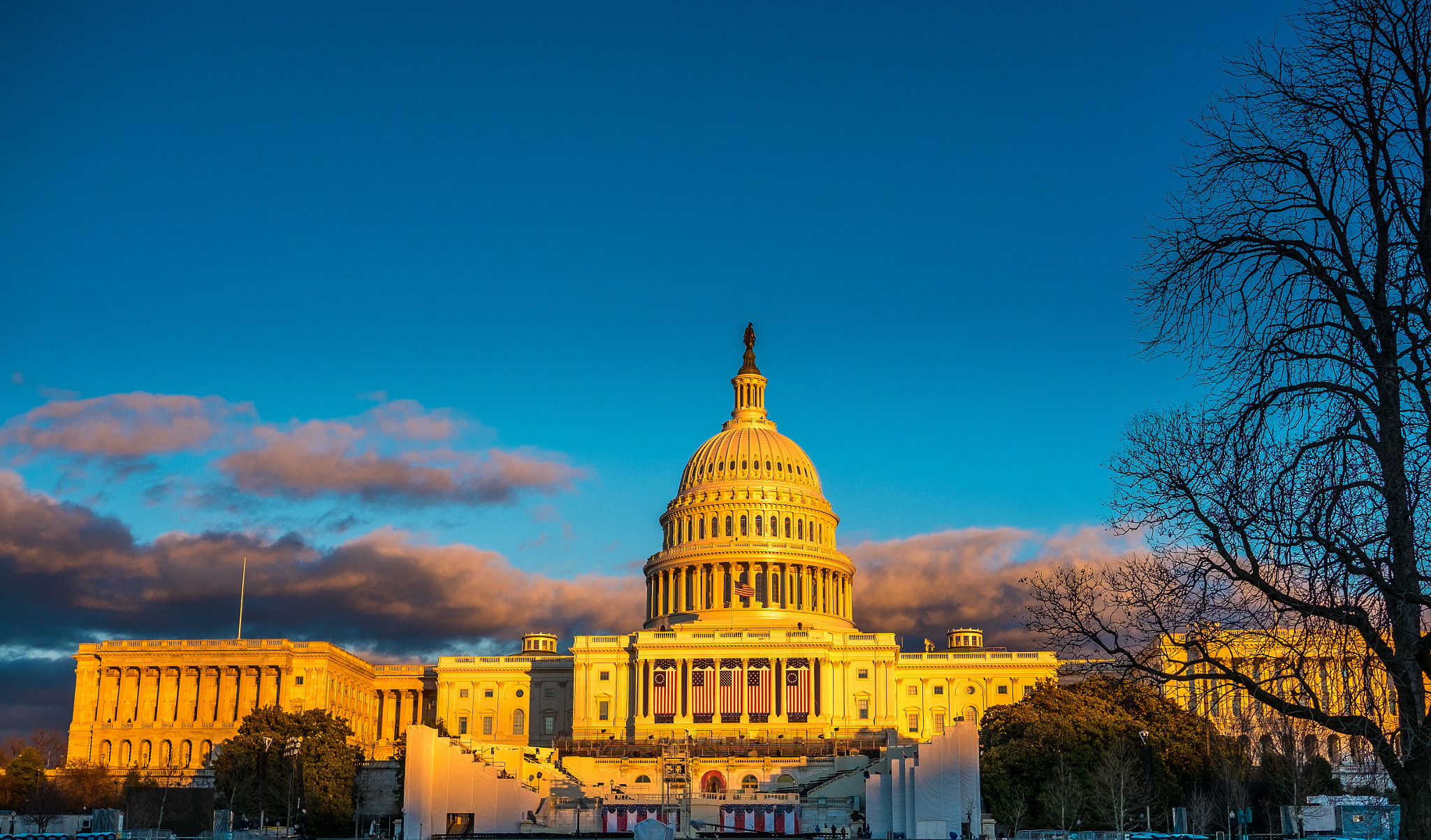 Fujifilm X-E1 + Fujifilm XF 27mm F2.8 sample photo. Golden hour over the capitol photography