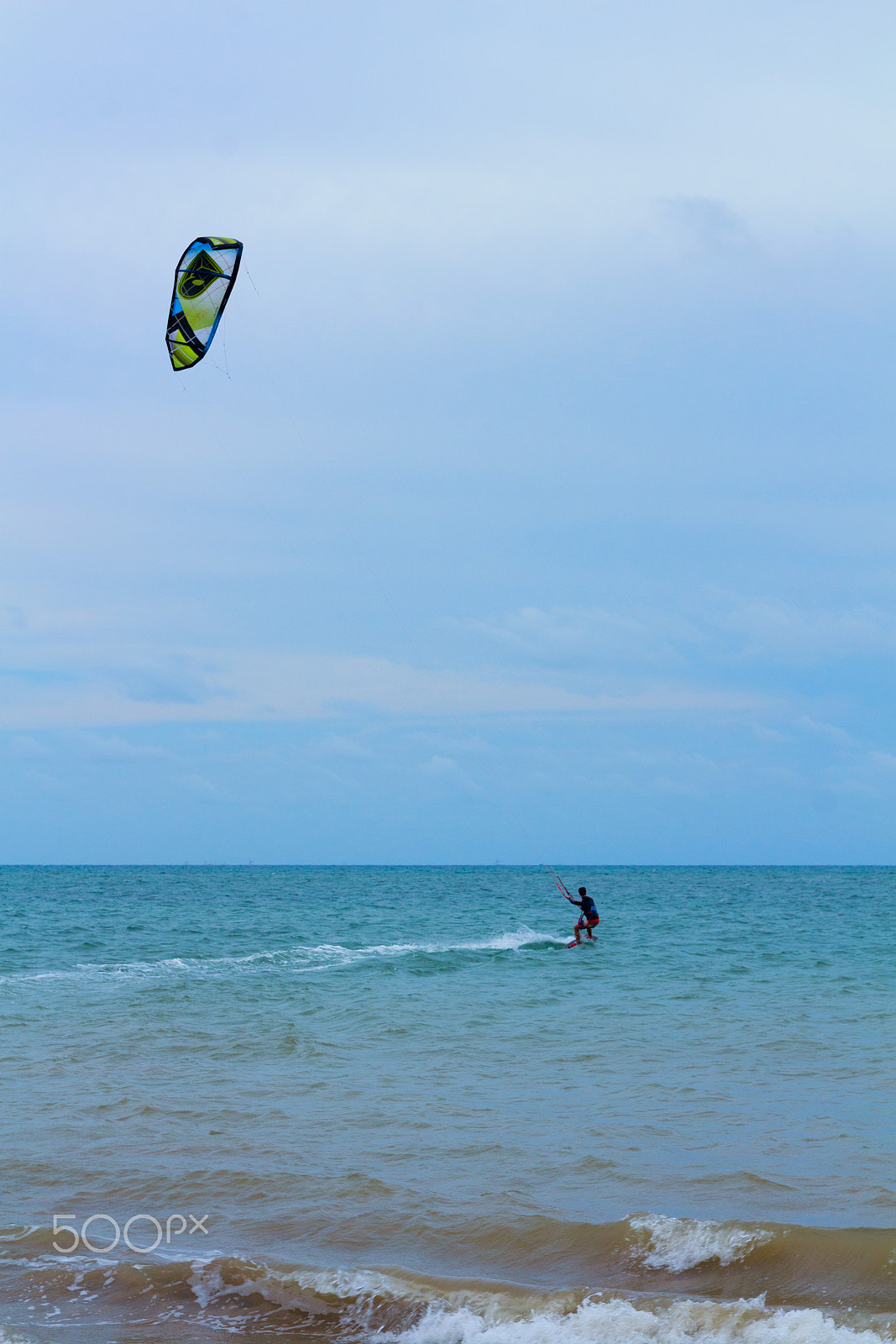 Canon EOS 700D (EOS Rebel T5i / EOS Kiss X7i) + Canon EF-S 17-55mm F2.8 IS USM sample photo. Kitesurfing photography