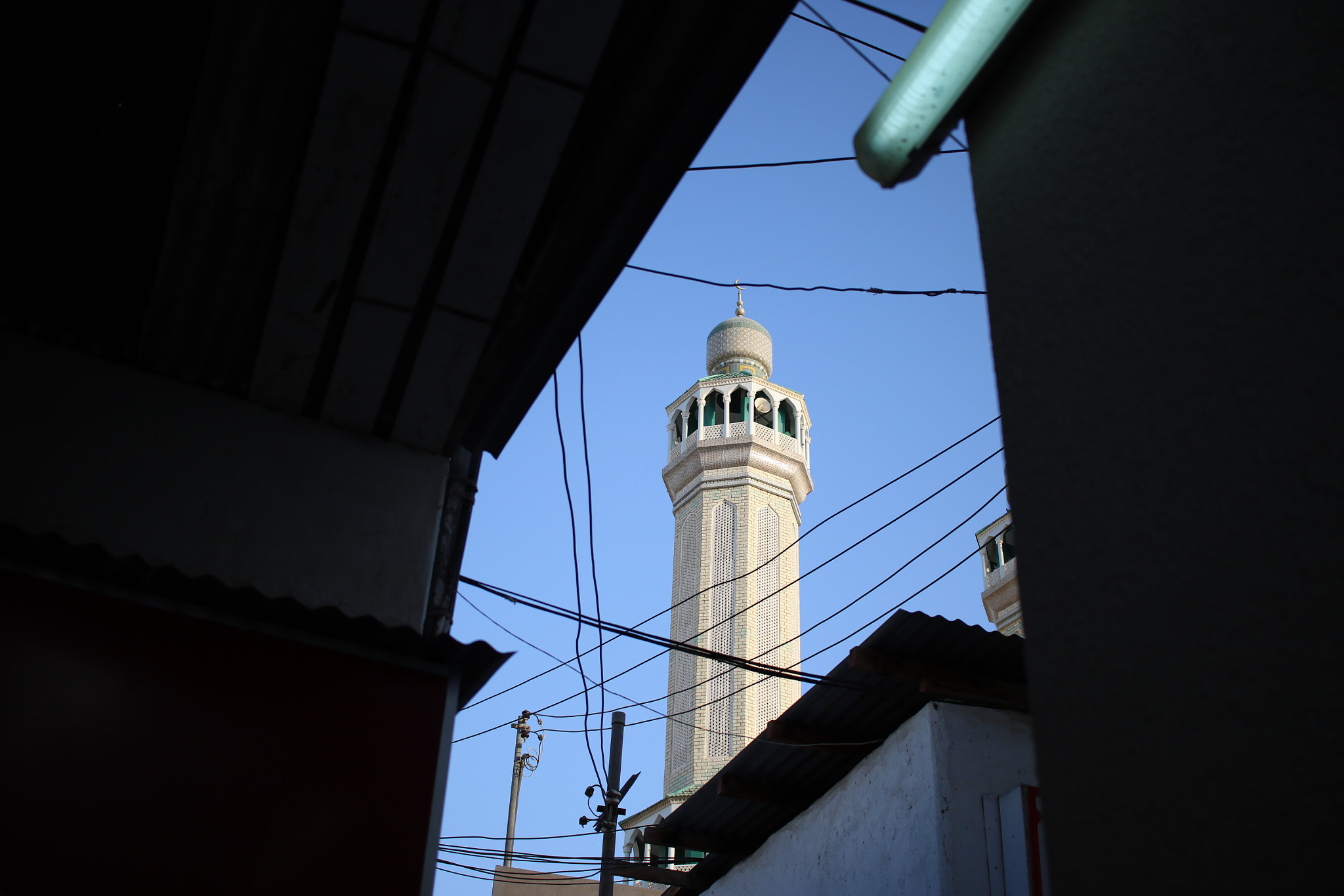 Canon EF-S 24mm F2.8 STM sample photo. Lost in the streets photography