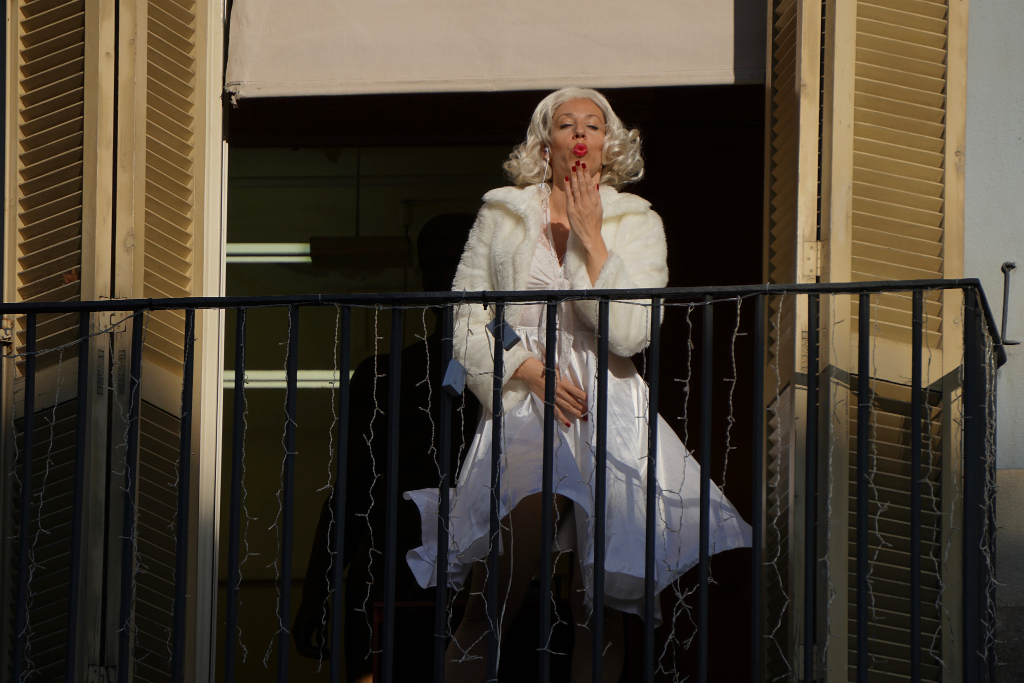 Sony E 55-210mm F4.5-6.3 OSS sample photo. Un beso desde el balcon photography