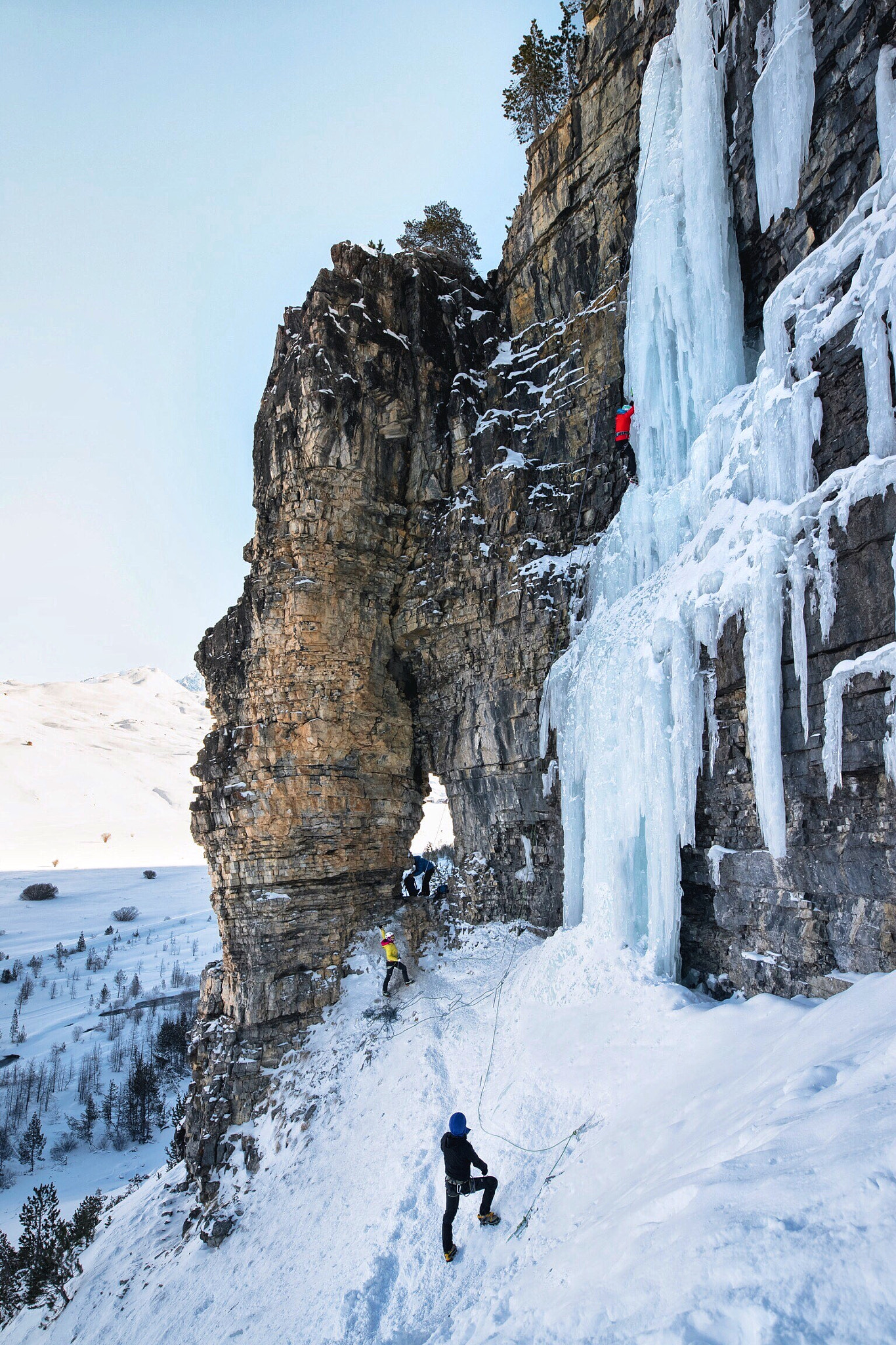 Sigma 20mm F1.4 DG HSM Art sample photo. Iceclimbing in cervieres photography