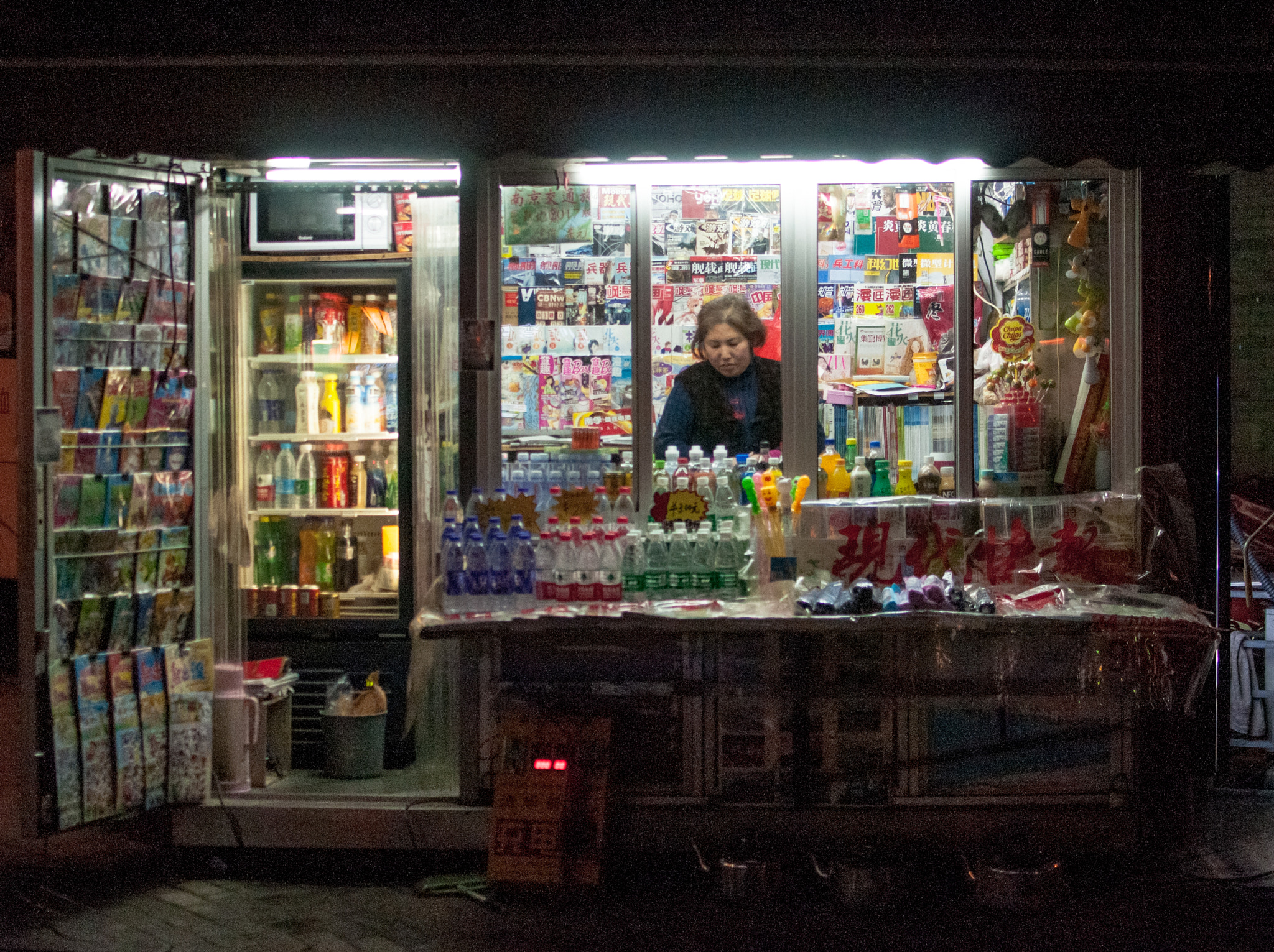 Nikon D300S + Nikon AF-S DX Nikkor 35mm F1.8G sample photo. Chinese street corner of the newsstand photography