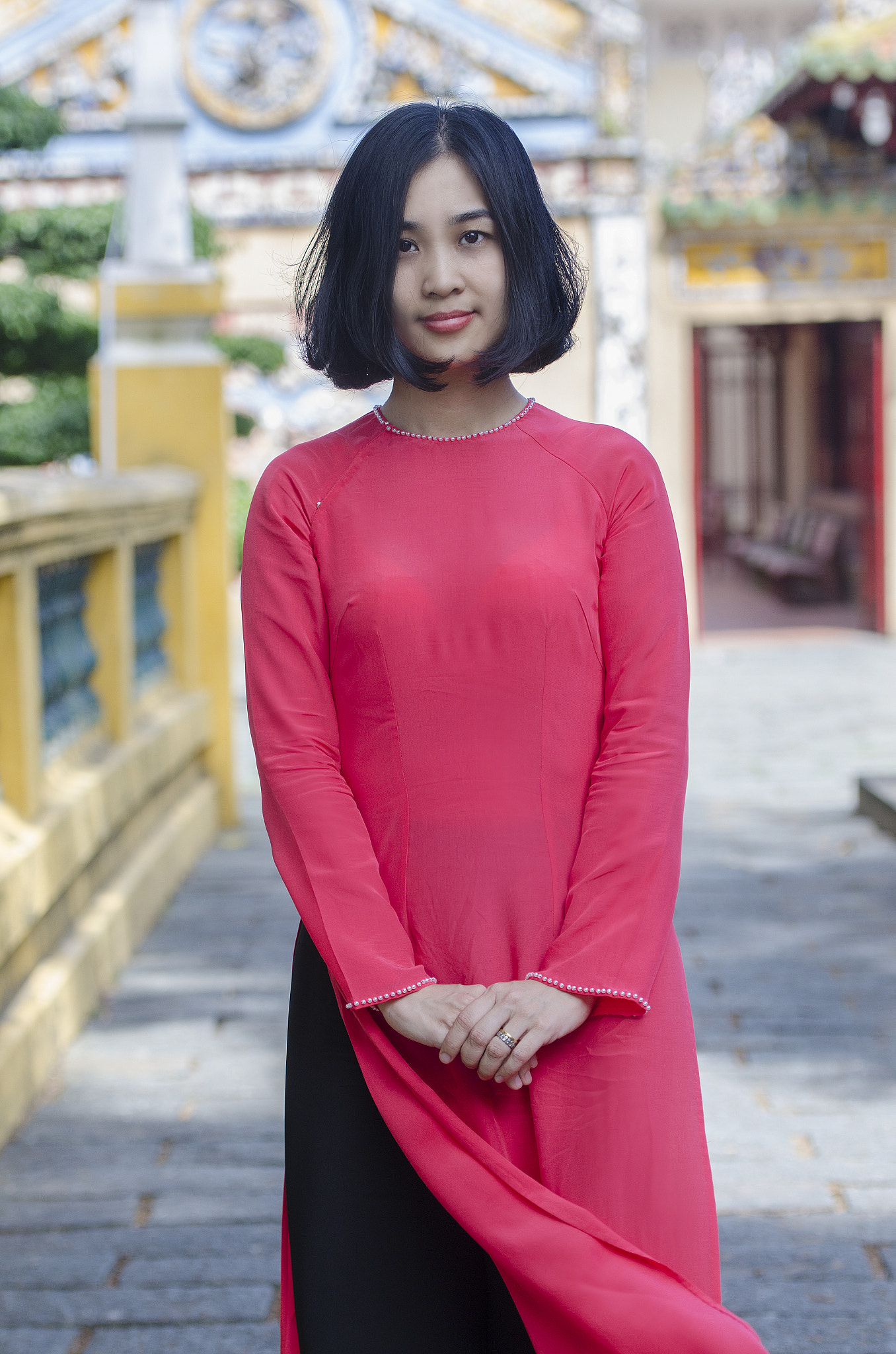 Nikon AF-S Nikkor 70-200mm F2.8G ED VR II sample photo. Lady in aodai - vietnam photography