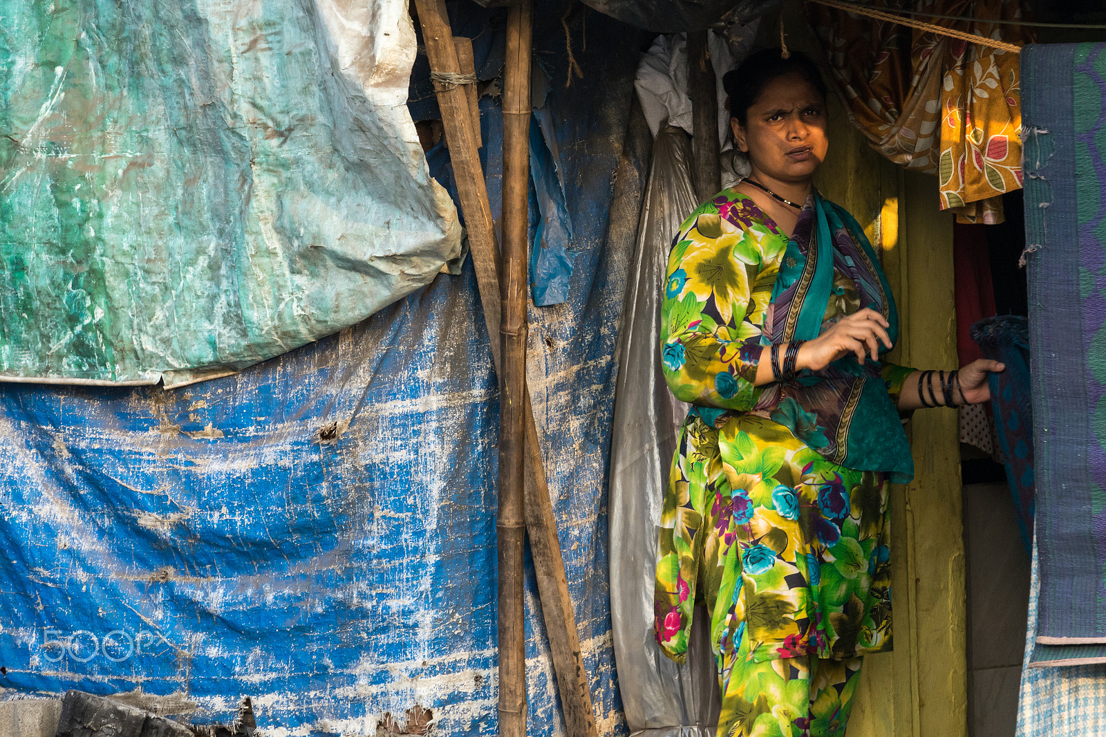 Sony FE 70-300mm F4.5-5.6 G OSS sample photo. Woman in mumbai photography