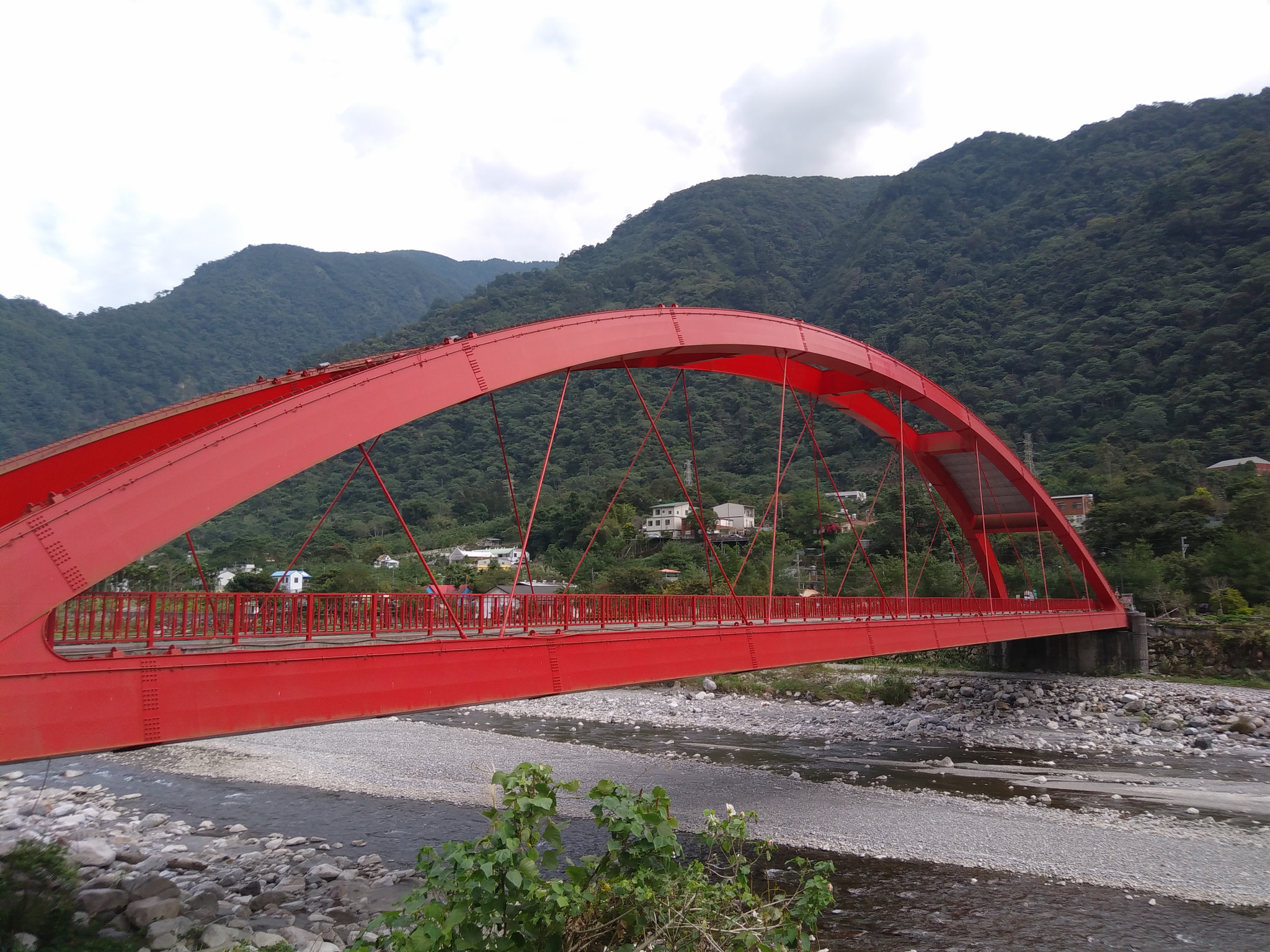 LG K535 sample photo. Red bridge photography