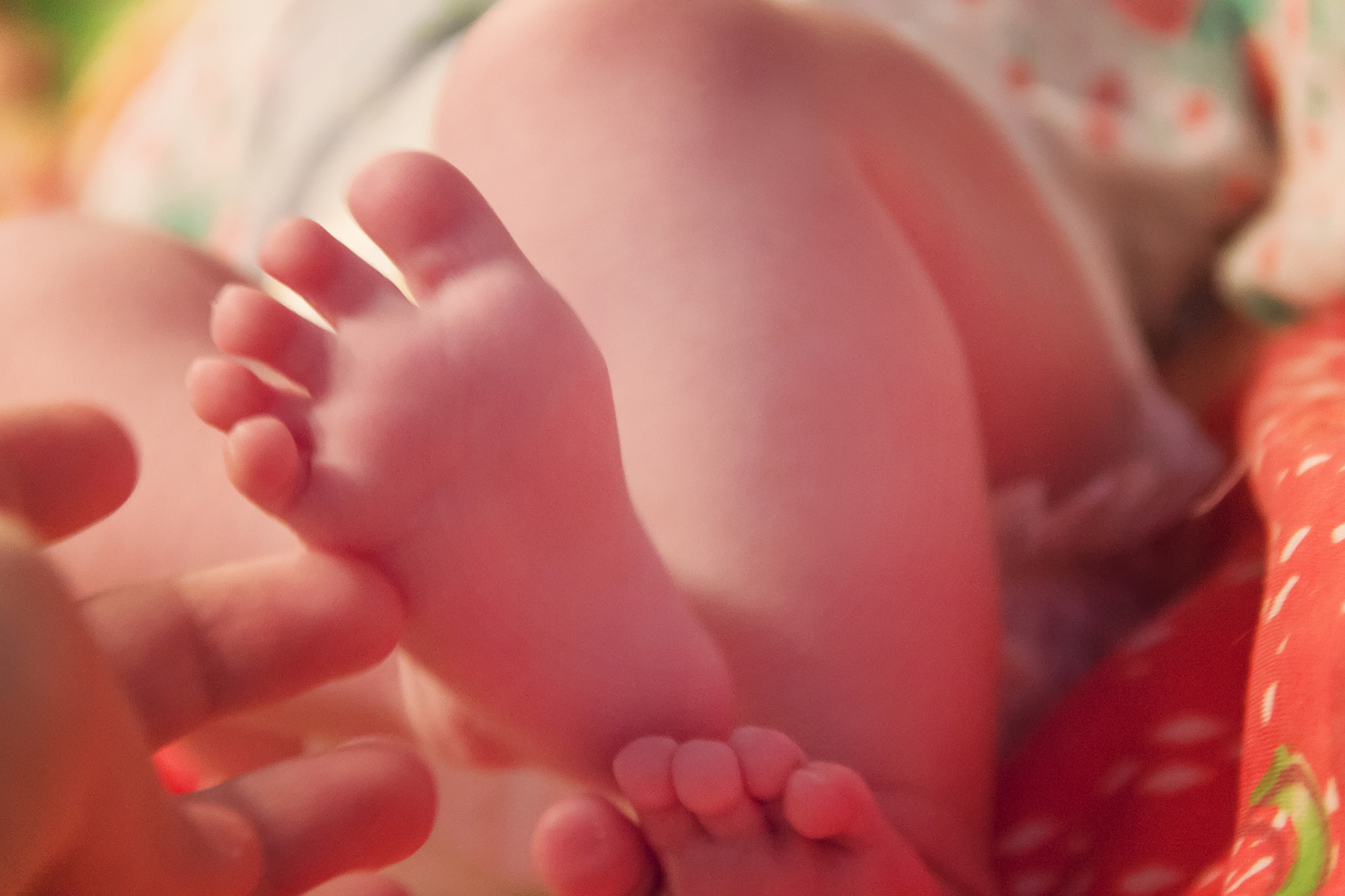 Canon EF-S 18-135mm F3.5-5.6 IS sample photo. Newborn legs photography