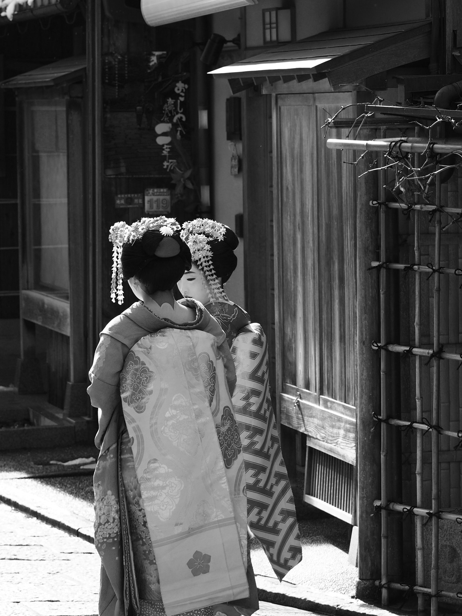 Olympus OM-D E-M5 + Olympus M.Zuiko Digital ED 40-150mm F2.8 Pro sample photo. White make up, kyoto, japan photography